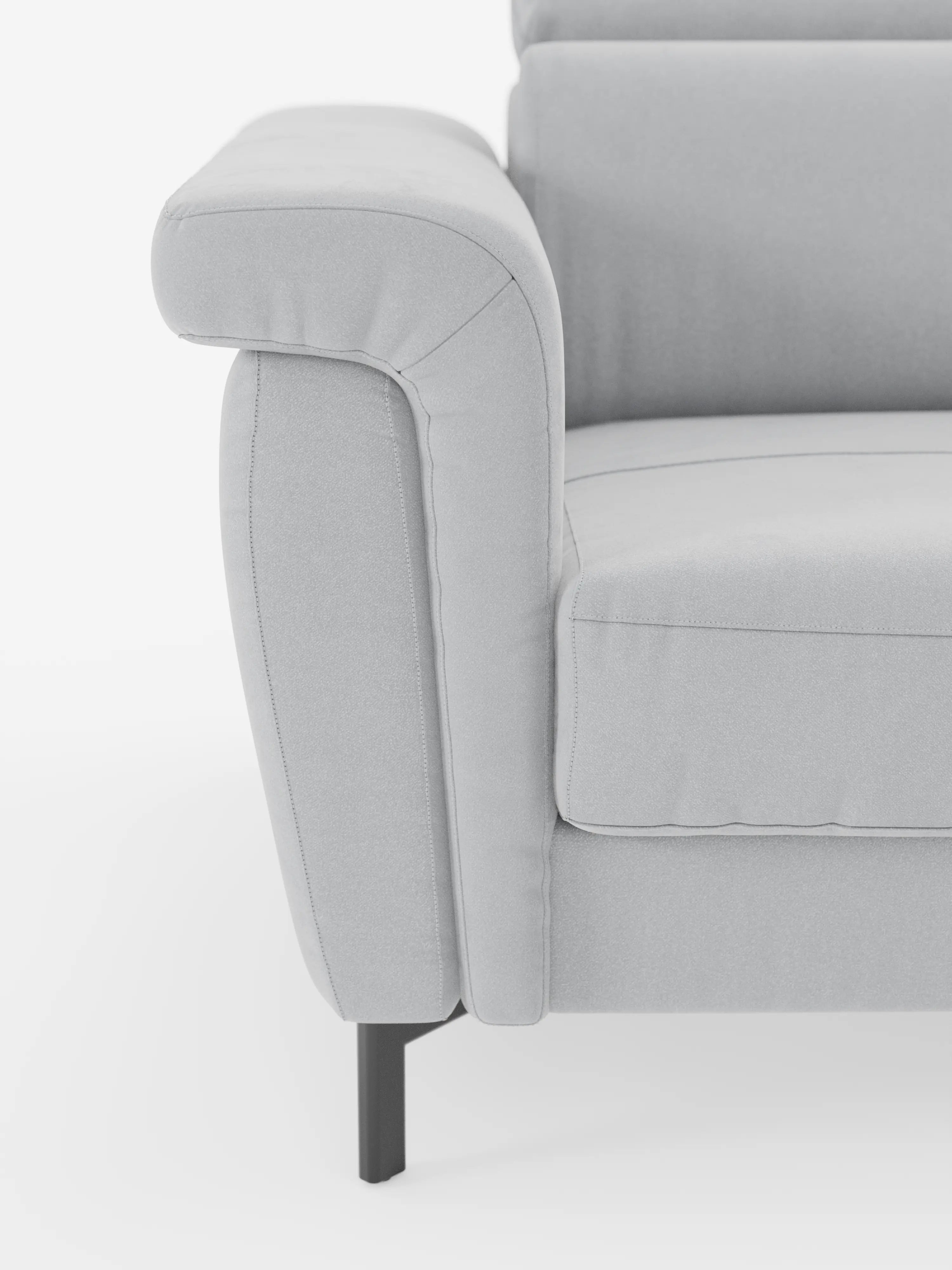 Primo piano del divano letto di design Capri di divitt.sbs in grigio chiaro, realizzato in raffinato tessuto effetto velluto T30 resistente alle macchie. L’immagine mette in risalto il bracciolo sinistro, il cuscino di seduta e lo schienale con poggiatesta regolabili. Le linee pulite e l’aspetto morbido e imbottito di questo divano letto sono completati da gambe in metallo scuro e slanciate. Il tutto su uno sfondo bianco e essenziale che ne accentua l’artigianalità italiana e il design raffinato.