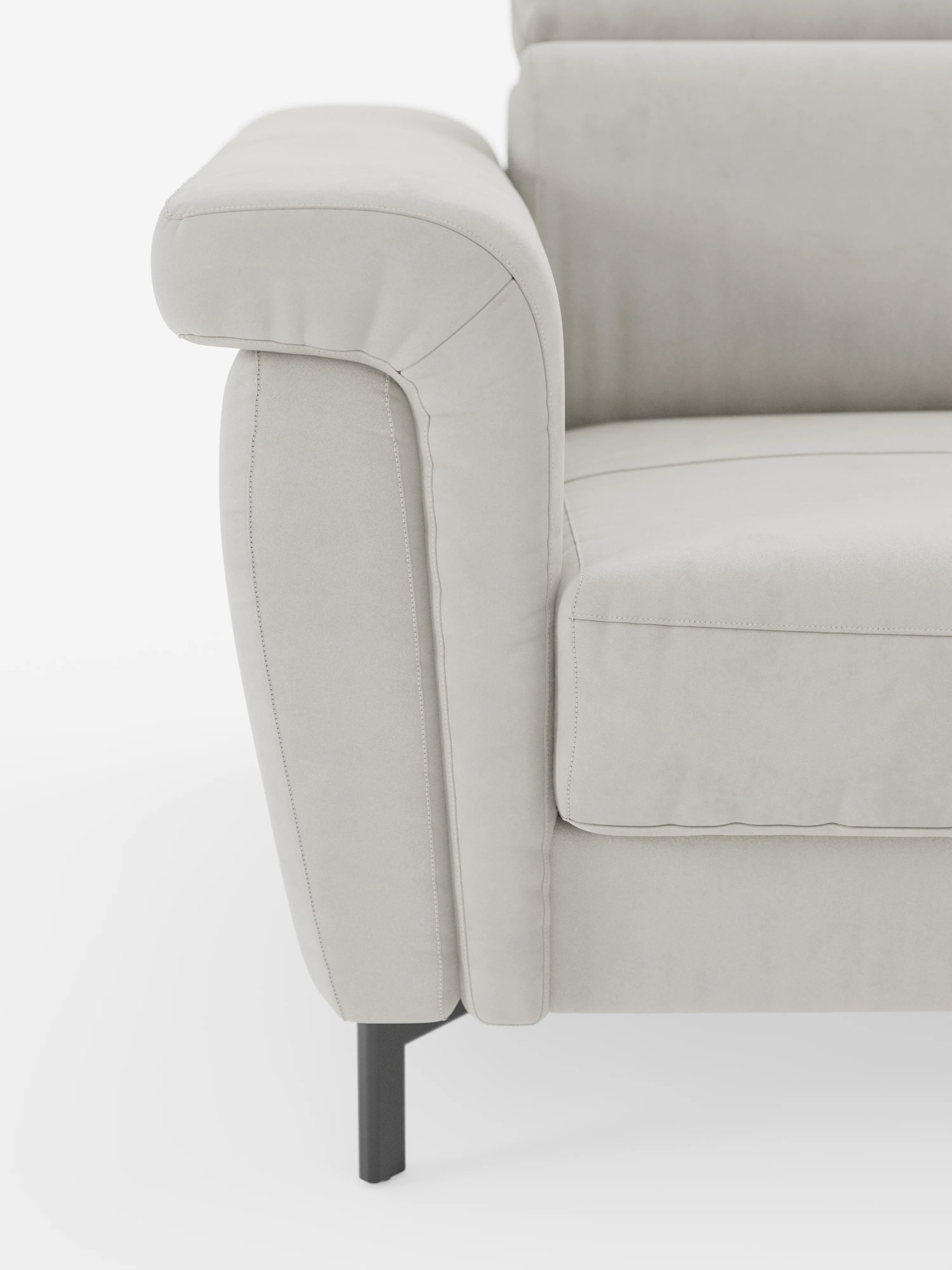 Primo piano del divano letto di design Capri con piedini alti di divitt.sbs, con particolare attenzione al bracciolo sinistro e al cuscino della seduta. Il rivestimento è realizzato in un raffinato tessuto effetto velluto smacchiabile T30 con cuciture a vista. Caratterizzato da eleganti gambe in metallo nero (piedini alti), questo divano incarna la raffinata manifattura italiana ed è presentato su uno sfondo bianco.
