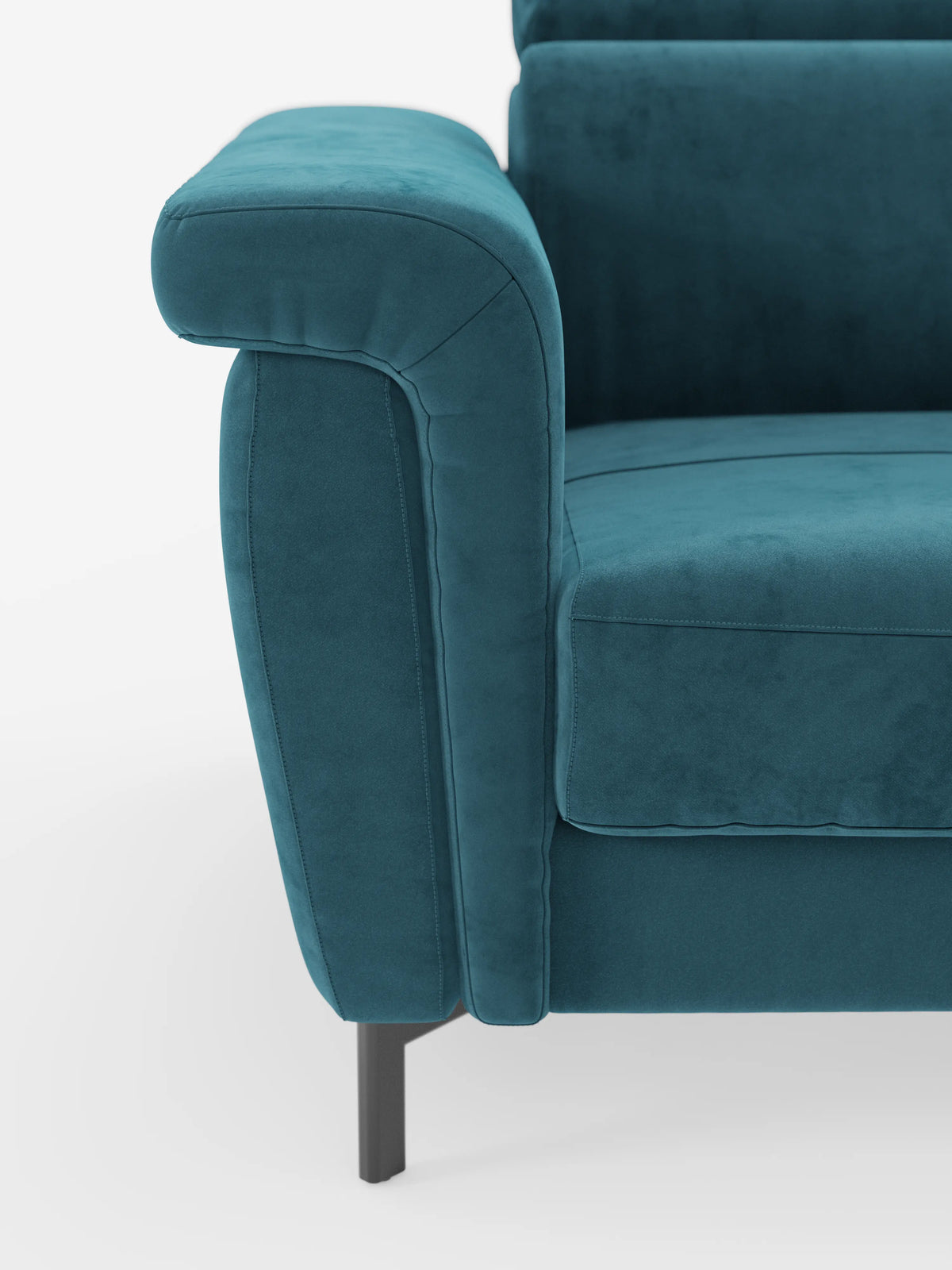Un primo piano del bracciolo sinistro e della seduta del divano letto di design Capri di divitt.sbs, che ne mette in risalto la silhouette contemporanea con un morbido cuscino e una sottile gamba in metallo nero. Realizzato con maestria in raffinato tessuto effetto velluto smacchiabile T30, questo divano presenta gambe alte e un poggiatesta reclinabile, il tutto su uno sfondo bianco a tinta unita.
