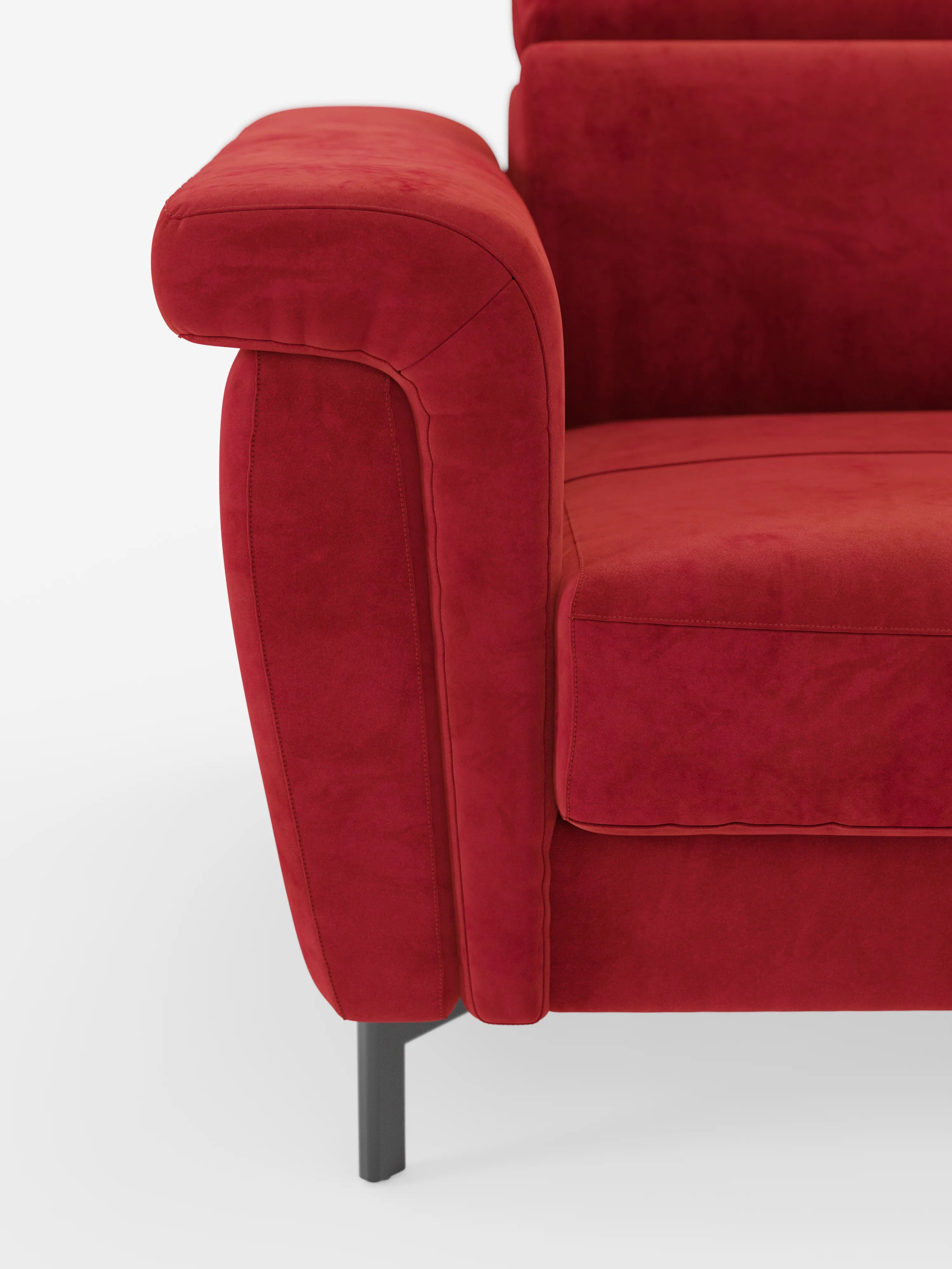 Primo piano del divano letto di design Capri di divitt.sbs, caratterizzato da un moderno tessuto rosso effetto velluto (raffinato tessuto effetto velluto smacchiabile T30) sui braccioli e sui cuscini di seduta. Il bracciolo arrotondato e imbottito, con cuciture a vista, mette in risalto la raffinata manifattura italiana. Questo divano poggia su gambe sottili e alte in metallo nero ed è raffigurato su uno sfondo bianco a tinta unita, con solo una parte del mobile visibile.