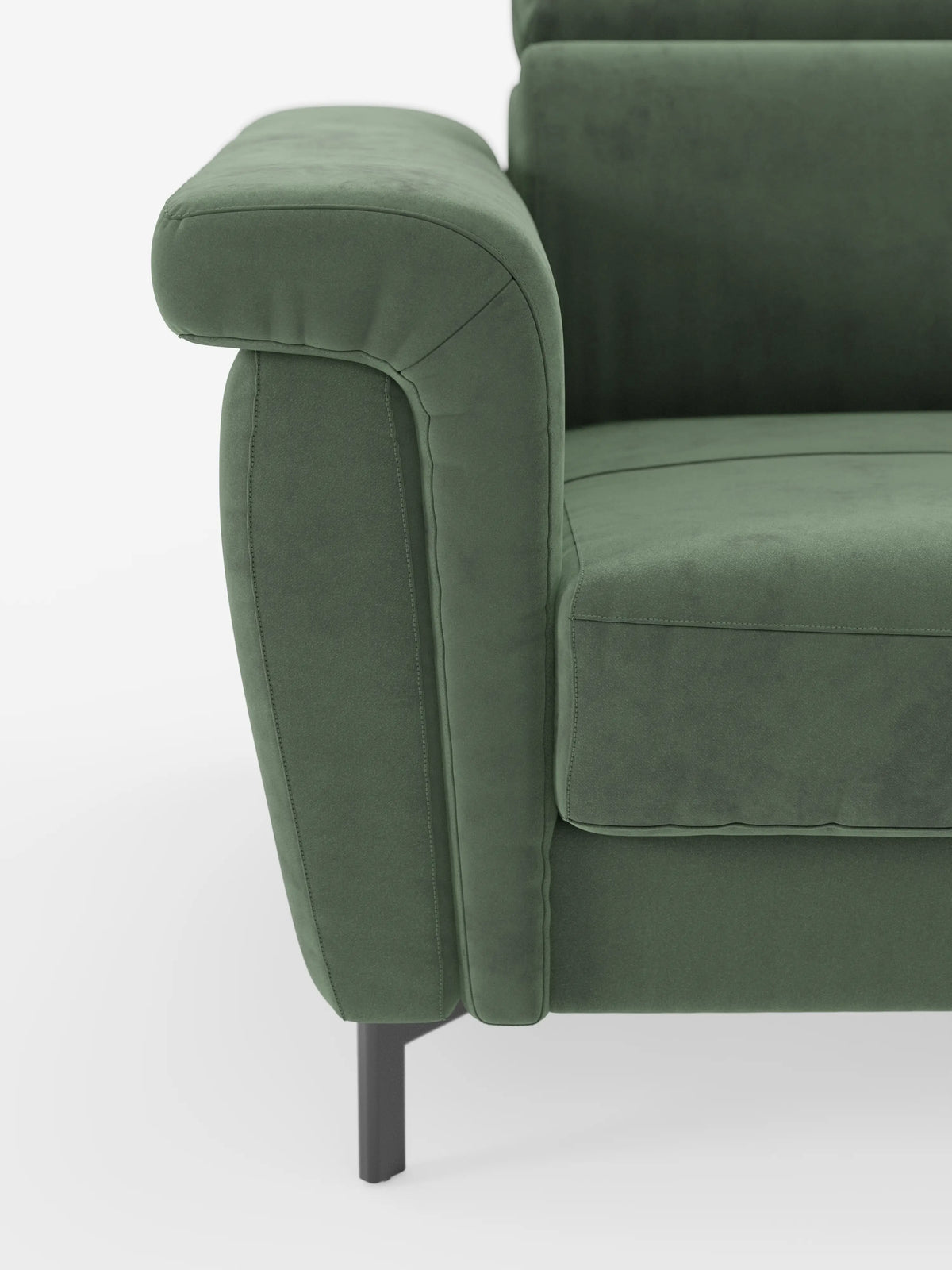 Primo piano del divano letto di design Capri con piedini alti di divitt.sbs, che ne mette in risalto il bracciolo sinistro, la seduta imbottita e lo schienale. Il raffinato tessuto effetto velluto smacchiabile T30 offre una sensazione morbida e vellutata al tatto che esalta la qualità della manifattura italiana. Il divano poggia su un'elegante base in metallo nero ed è presentato su uno sfondo bianco a tinta unita.