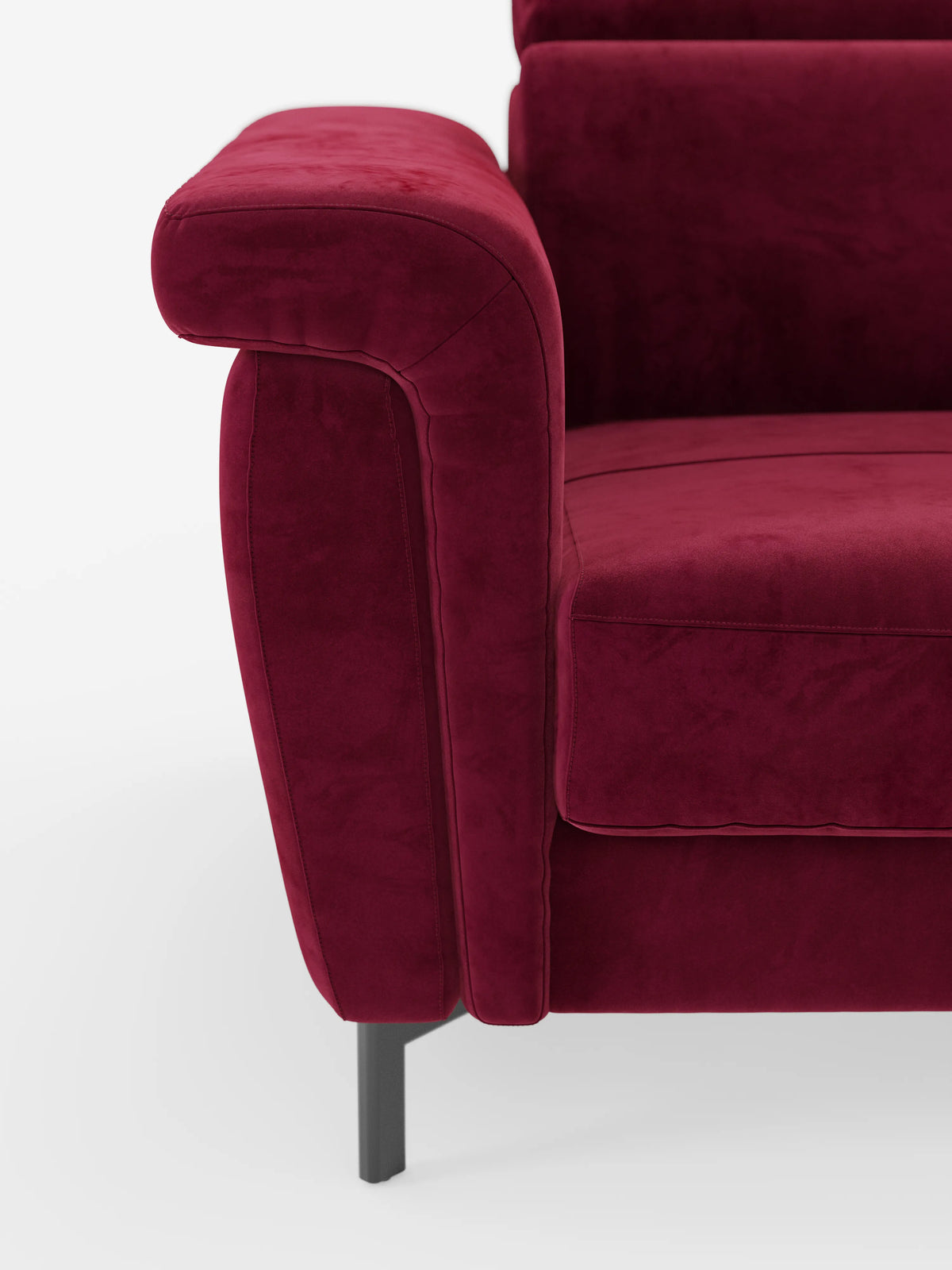 Primo piano del bracciolo sinistro e della seduta del divano letto di design Capri di divitt.sbs, rivestito in un lussuoso e ricco tessuto color bordeaux effetto velluto smacchiabile T30 con cuciture a vista. Il divano poggia su gambe alte e slanciate in metallo nero su uno sfondo bianco a tinta unita, mettendo in risalto la raffinata manifattura italiana e caratterizzandosi per il design elegante con poggiatesta reclinabili.