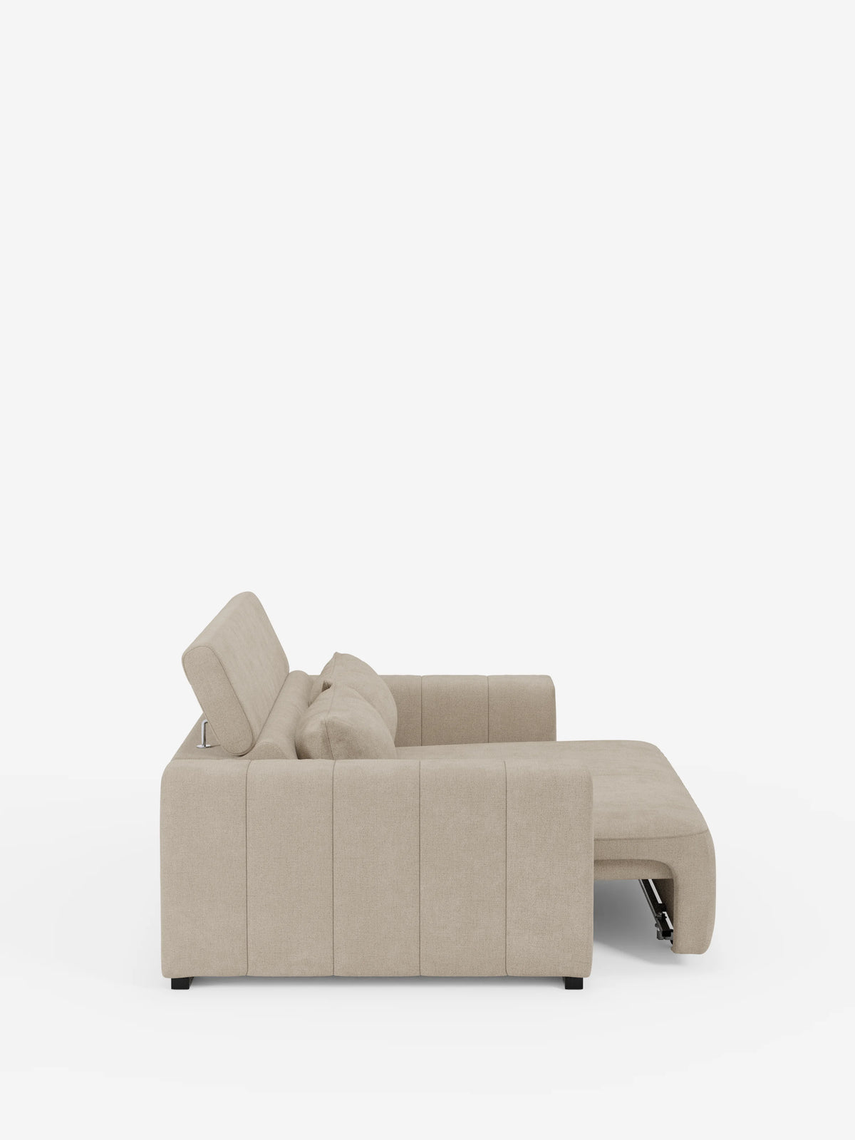 Vista laterale del divano a 3 posti Doric di divitt.sbs, un moderno divano componibile beige dotato di sedute allungabili elettricamente (funzione relax), poggiatesta regolabile e rivestito in tessuto T23 antimacchia. Il design minimalista presenta linee pulite e un'imbottitura morbida per il massimo comfort, il tutto sostenuto da gambe corte nere su uno sfondo bianco a tinta unita.
