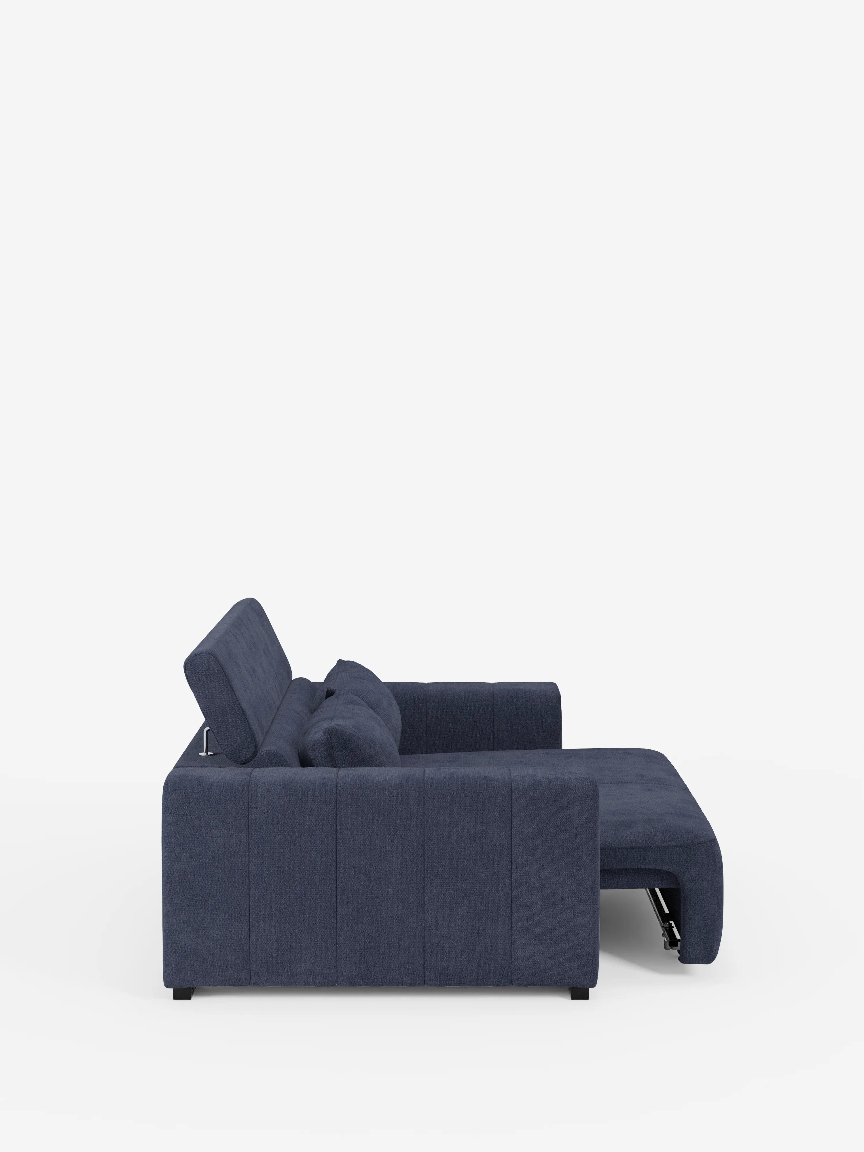 Scopri il comfort e lo stile moderni con il divano a 3 posti Doric di divitt.sbs. Rivestito in tessuto T23 antimacchia, questo divano componibile blu scuro è dotato di sedute estensibili elettricamente e di un poggiatesta reclinabile per un relax personalizzabile. Il suo design a chaise longue si trasforma in una superficie piana ideale per rilassarsi o dormire, mentre lo sfondo bianco a tinta unita mette in risalto le sue linee slanciate e l’estetica contemporanea.
