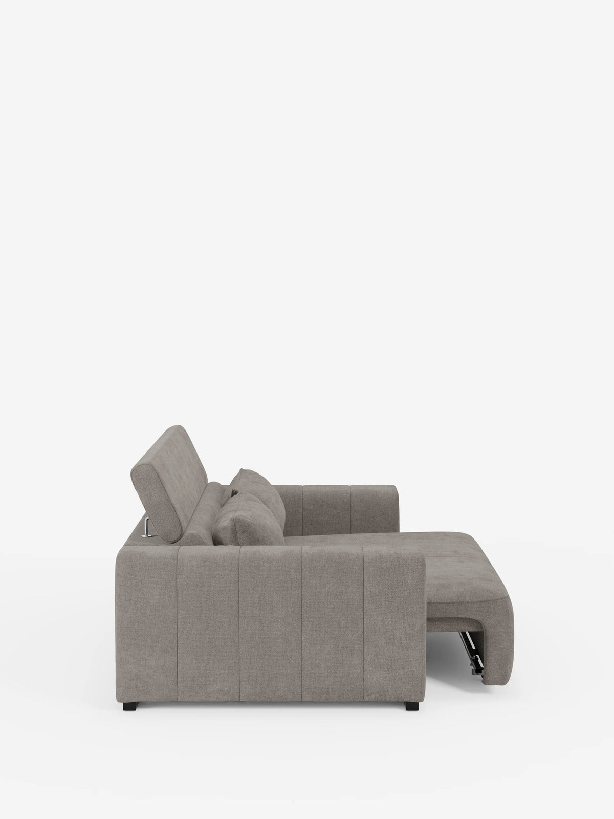 Una vista laterale del divano a 3 posti Doric di divitt.sbs è raffigurata su uno sfondo bianco. Questo moderno divano grigio chiaro è dotato di poggiatesta reclinabili regolabili, sedute estensibili con funzione relax elettrica e linee pulite con una delicata trapuntatura sui lati. Il design include una sezione chaise longue per un comfort ancora maggiore ed è rivestito in tessuto T23 facile da pulire.