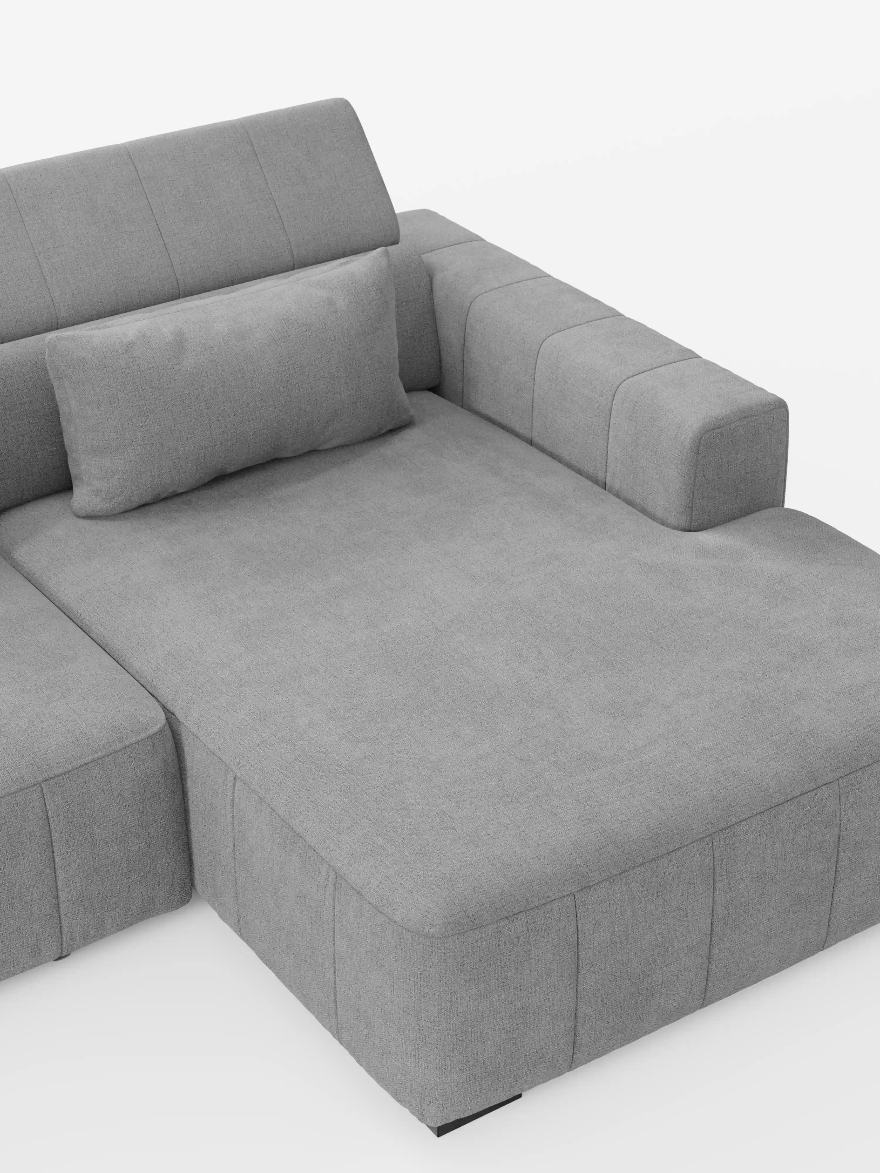 Un divano angolare dorico contemporaneo di colore grigio chiaro con penisola e sedute allungabili con funzione relax elettrica, firmato divitt.sbs, caratterizzato da un’ampia chaise longue, braccioli rettangolari, cuscini cilindrici abbinati sullo schienale e rivestito in tessuto T23 antimacchia con poggiatesta regolabili, raffigurato su uno sfondo bianco a tinta unita.