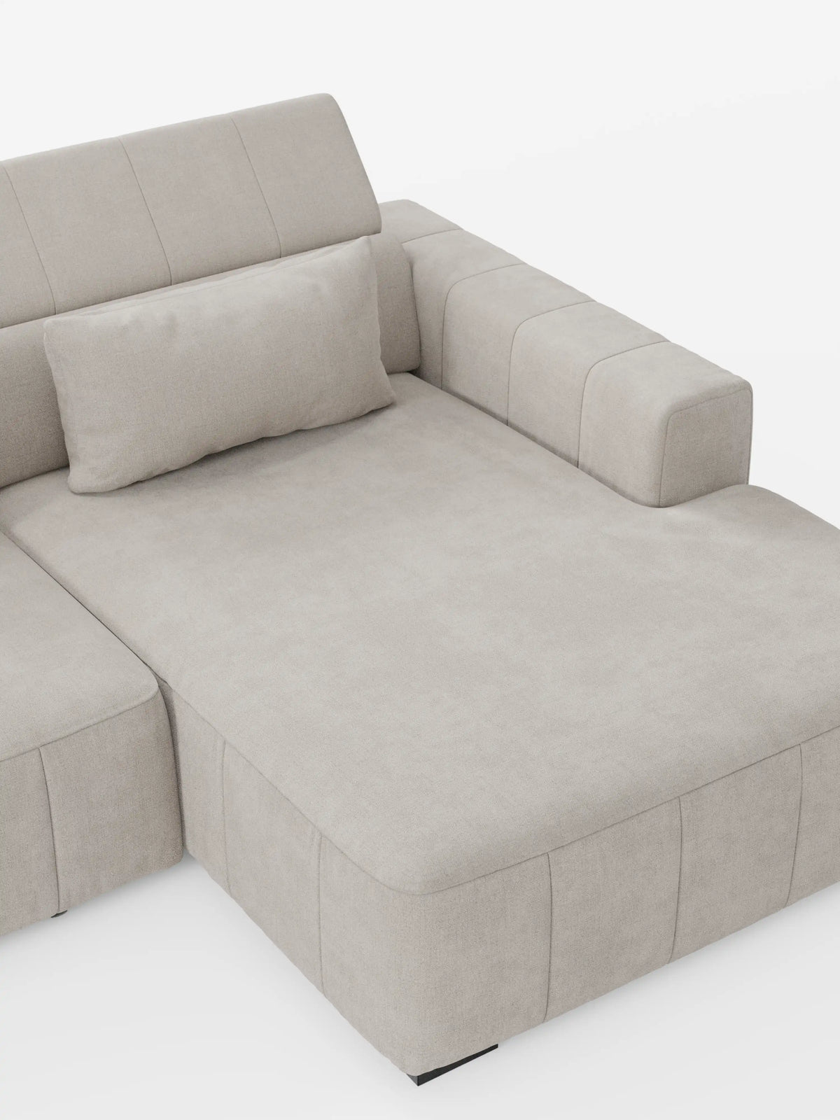 Il divano angolare Doric con penisola e sedute allungabili con funzione relax elettrica di divitt.sbs è un moderno divano angolare color beige chiaro caratterizzato da un’ampia superficie di seduta piatta, cuscini dello schienale rettangolari con poggiatesta regolabili e braccioli spessi. Rivestito in morbido tessuto T23 antimacchia con sottili cuciture, il suo design pulito e minimalista risalta sullo sfondo bianco a tinta unita.