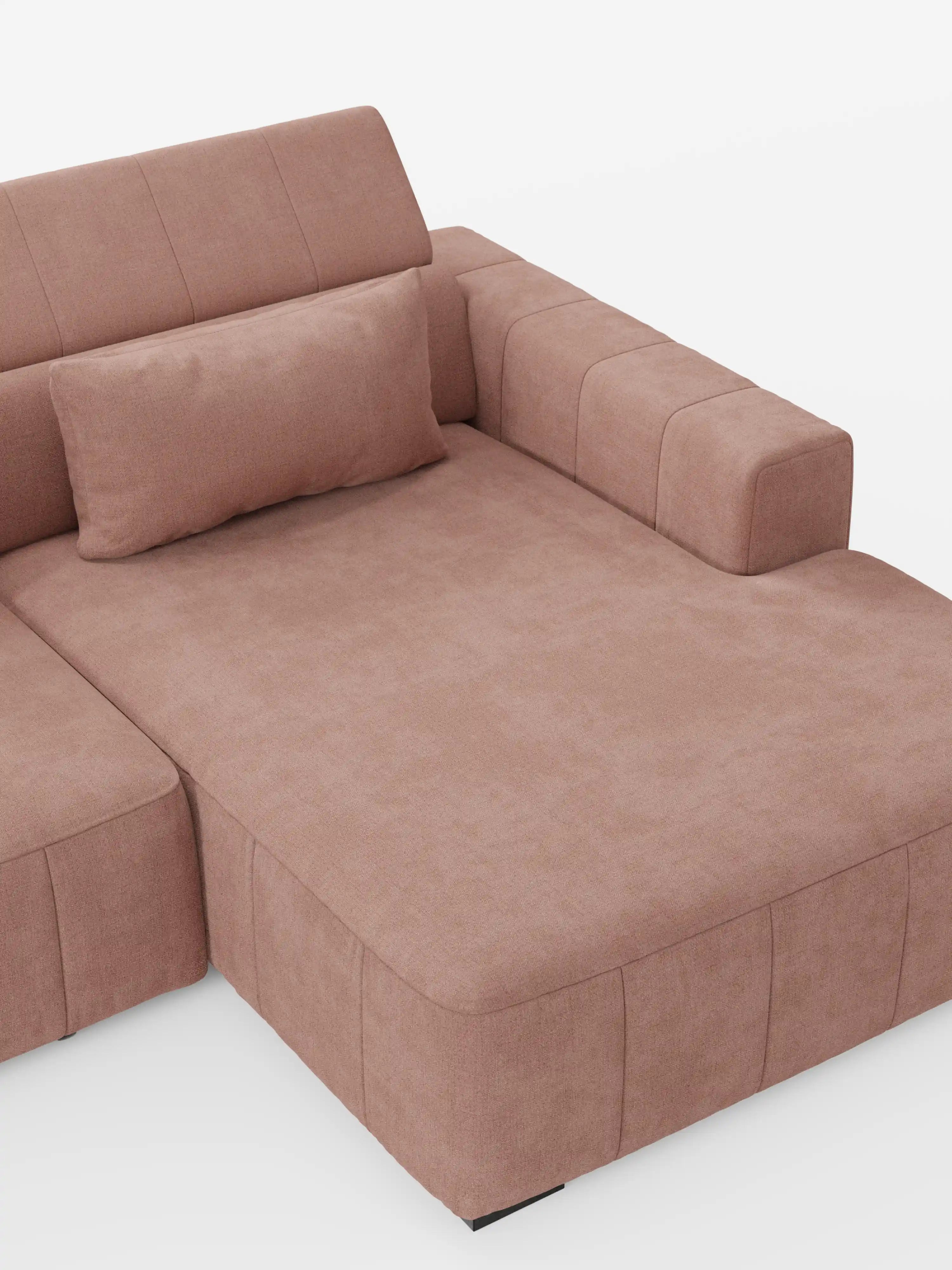 Il divano angolare Doric con penisola e sedute allungabili con funzione relax elettrica di divitt.sbs è presentato in un tessuto moderno color marrone chiaro. Questo divano componibile presenta schienale e braccioli verticali, con poggiatesta reclinabili e un cuscino rettangolare abbinato appoggiato allo schienale. La sua superficie ampia e morbida appare confortevole e invitante, mentre il tessuto smacchiabile T23 garantisce una facile pulizia.