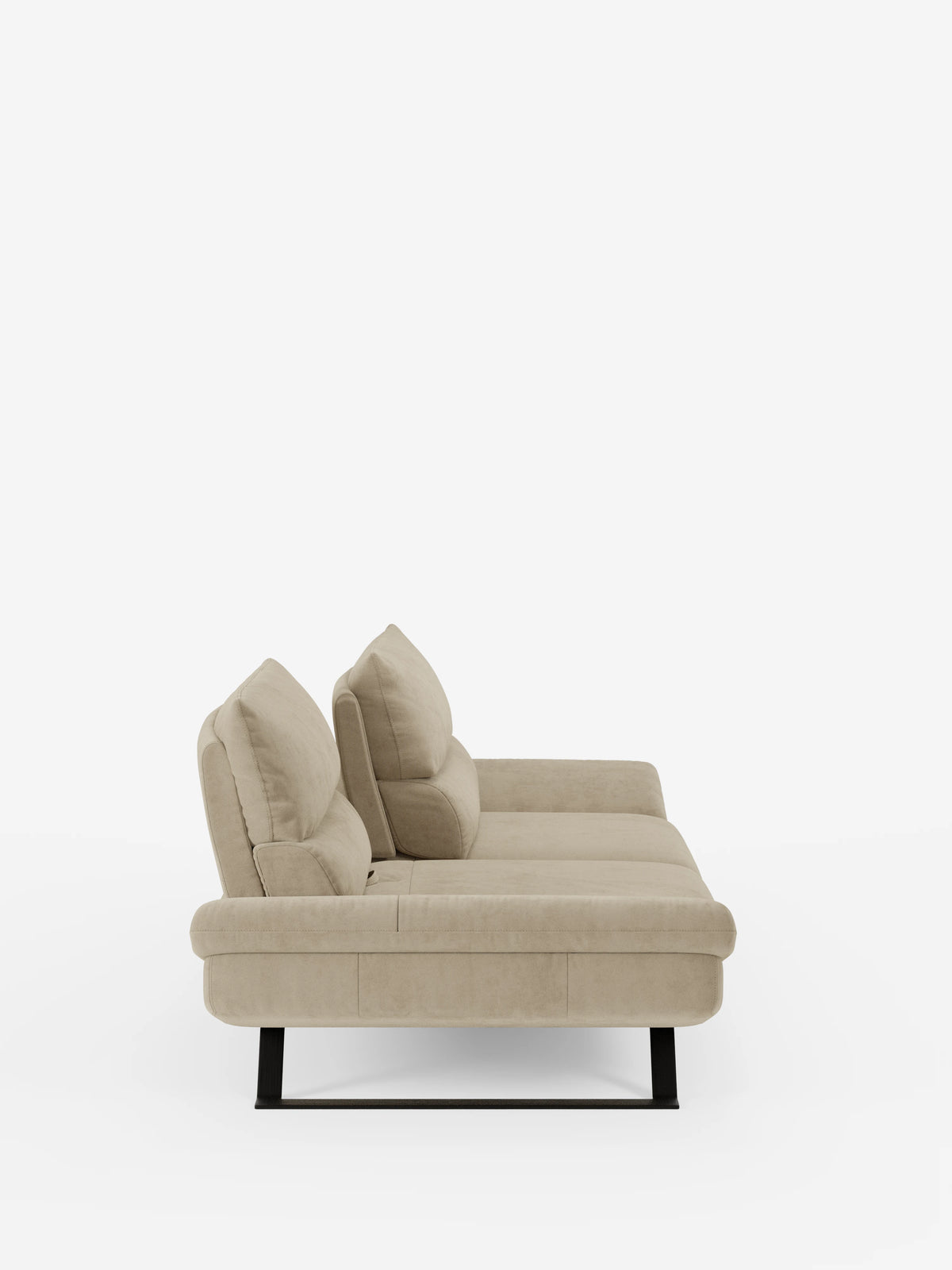 Vista laterale del divano Eclipse, un modello dal design moderno a 2 e 3 posti con schienali scorrevoli di divitt.sbs, rivestito in elegante microfibra T11 resistente alle macchie. Questo divano contemporaneo color beige presenta due cuscini dello schienale, cuscini di seduta e gambe alte in metallo nero, il tutto su uno sfondo bianco a tinta unita. Le linee pulite e l’estetica minimalista incarnano la vera sensibilità del design moderno, offrendo al contempo un comfort eccezionale.
