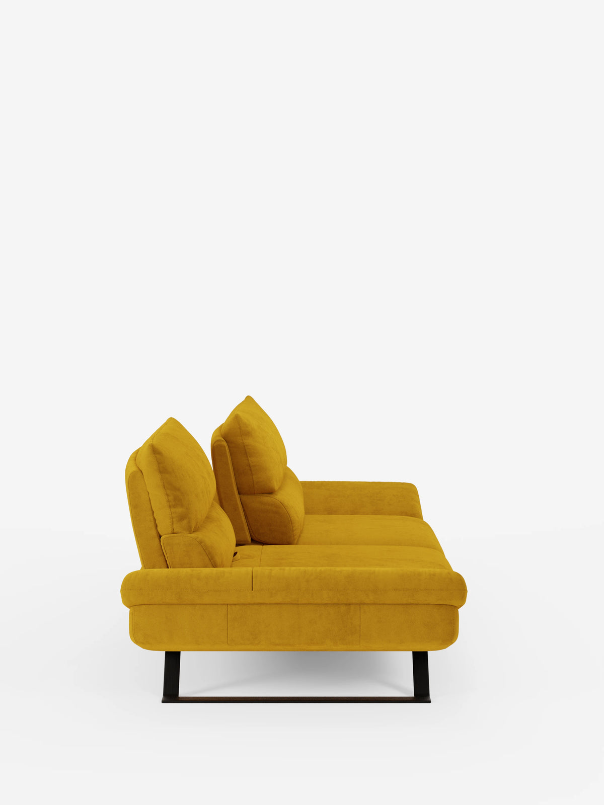 Un moderno divano Eclipse color giallo senape di divitt.sbs, caratterizzato da un design contemporaneo con due grandi cuscini dello schienale, visto di profilo su uno sfondo bianco a tinta unita. Questo divano a 2 o 3 posti è dotato di schienali traslanti, gambe alte in metallo nero ed è rivestito in morbida microfibra T11 antimacchia, che gli conferisce un aspetto pulito e raffinato.