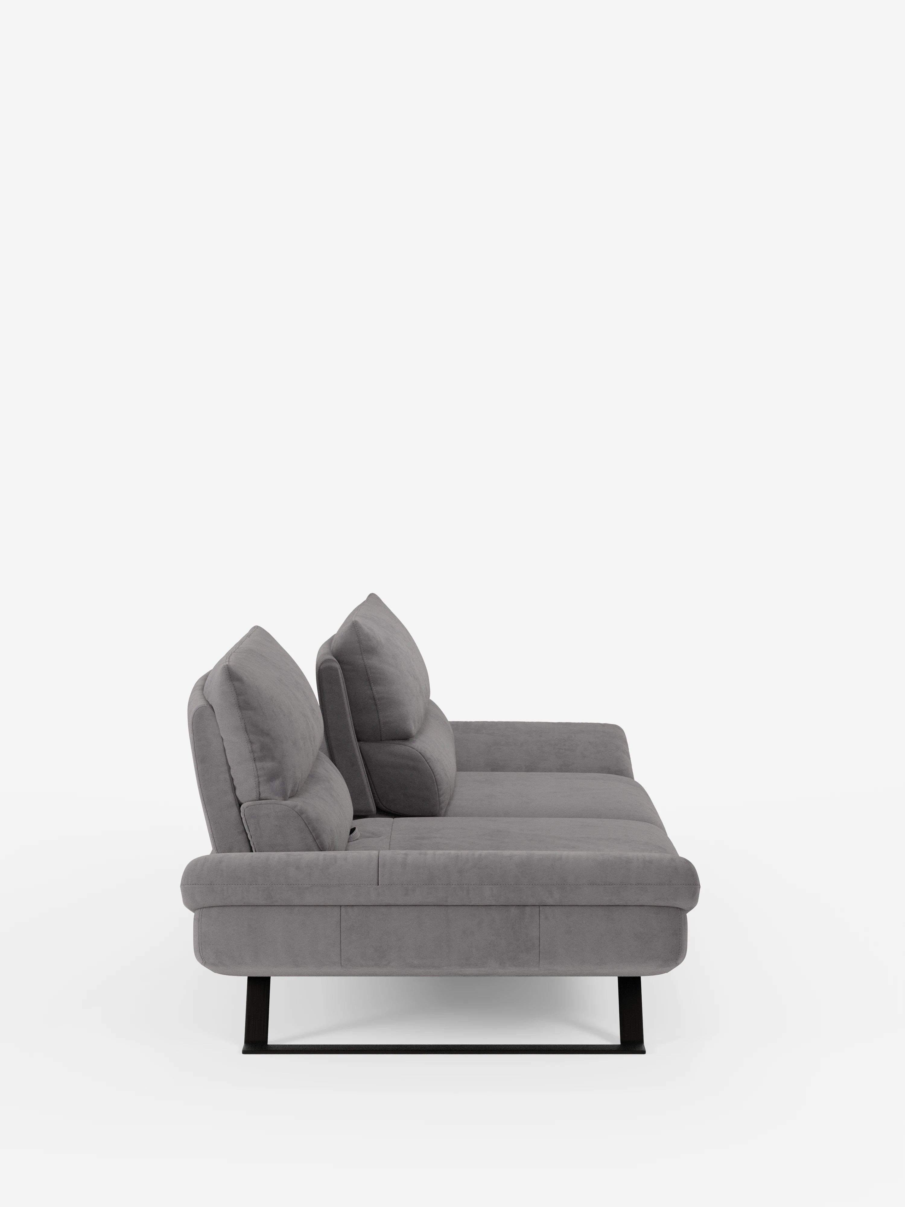 Una vista laterale mette in risalto il divano Eclipse Divano dal design moderno a 2 e 3 posti di divitt.sbs, rivestito in elegante microfibra T11 grigio chiaro resistente alle macchie. Questo divano contemporaneo presenta due cuscini di seduta, due cuscini dello schienale con schienali leggermente reclinabili e regolabili (schienali traslanti), braccioli bassi e piedini alti in metallo nero, il tutto su uno sfondo bianco a tinta unita.