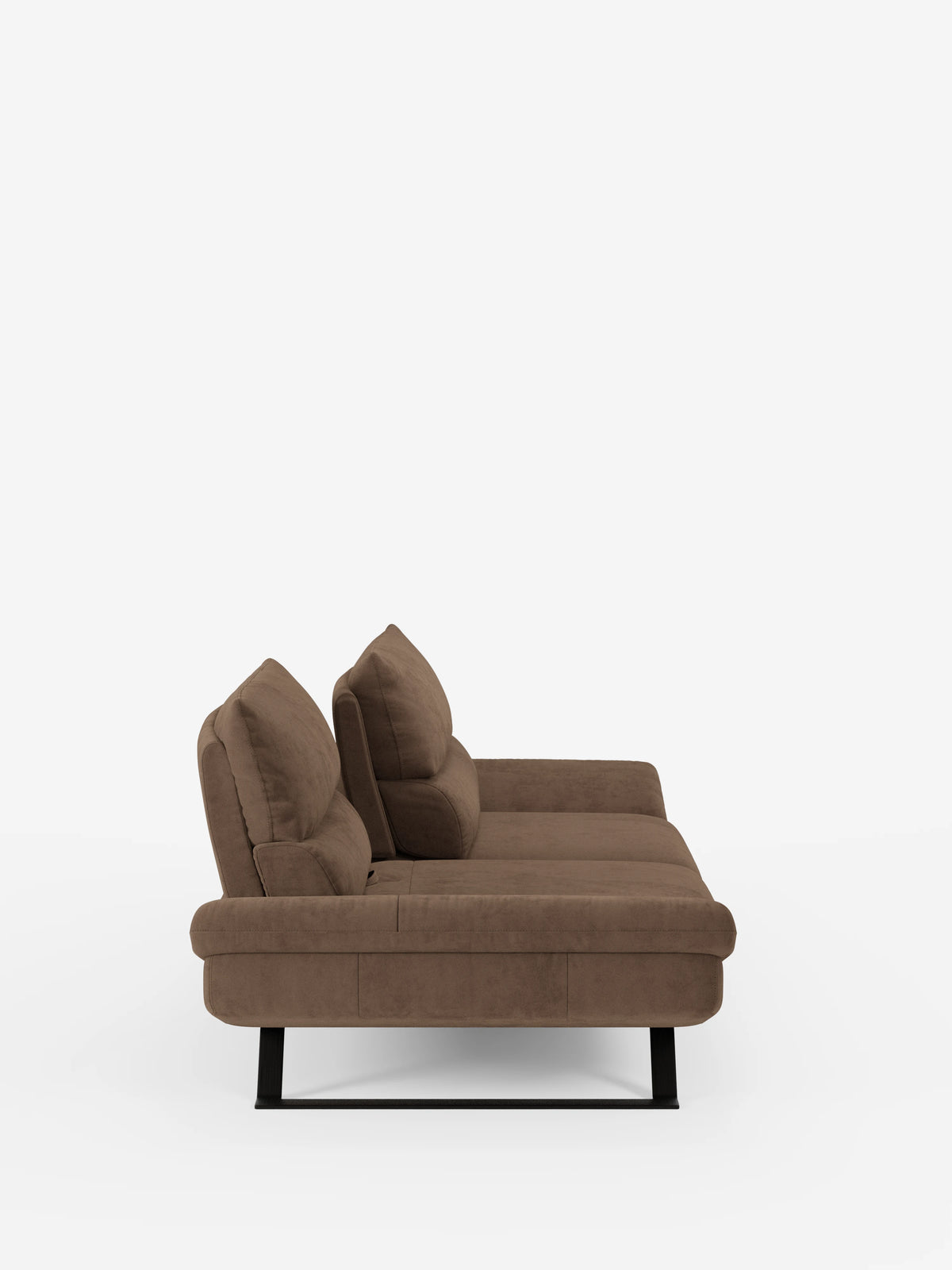 Una vista laterale del divano Eclipse dal design moderno a 2 e 3 posti con schienali traslanti di divitt.sbs, rivestito in elegante microfibra T11 resistente alle macchie di colore marrone, caratterizzato da due morbidi cuscini dello schienale e da alte gambe in metallo nero. Questo divano contemporaneo sfoggia un'estetica moderna e minimalista dalle linee pulite e include schienali traslanti regolabili per un comfort personalizzato, il tutto su uno sfondo bianco a tinta unita.