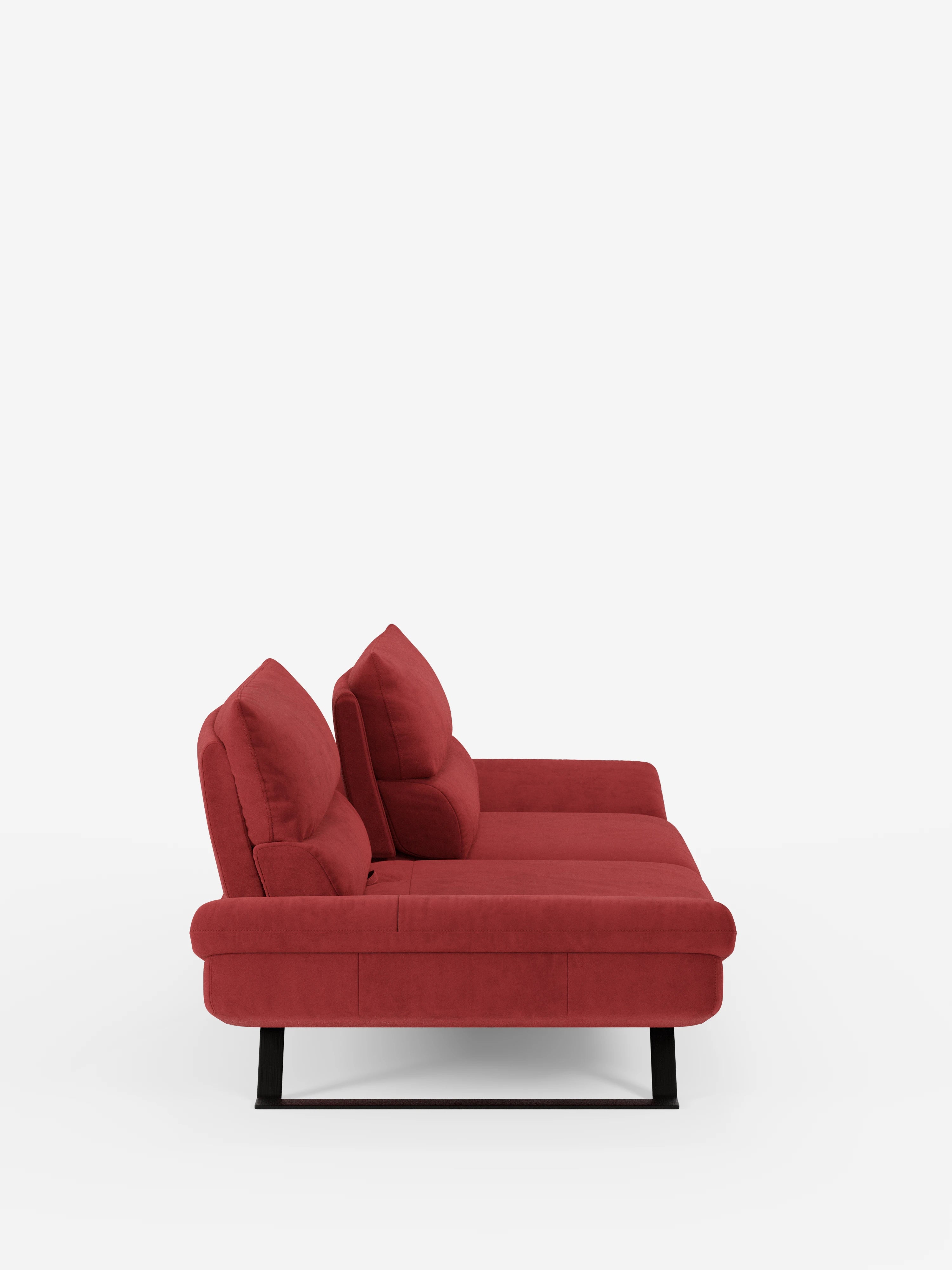 Un divano Eclipse rosso dal design moderno di divitt.sbs, ripreso di profilo su uno sfondo bianco a tinta unita. Questo divano contemporaneo presenta due morbidi cuscini dello schienale con schienali traslanti, una seduta spessa e gambe alte in metallo nero. Il suo design minimalista è caratterizzato da linee pulite e da un rivestimento in morbida ed elegante microfibra T11 resistente alle macchie, per un comfort modulabile.