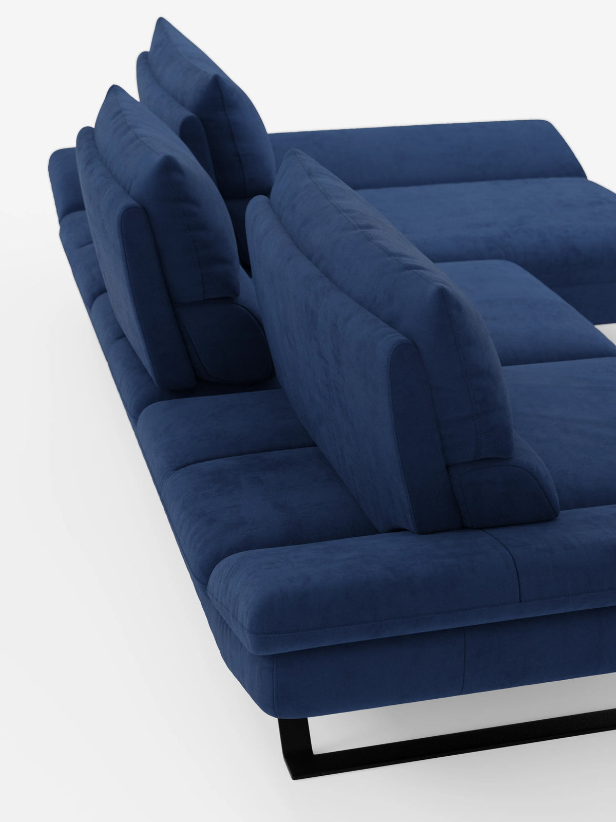 Il divano angolare con penisola e schienali traslanti Eclipse di divitt.sbs è un moderno divano componibile rivestito in pregiata microfibra tecnica T11 resistente alle macchie, in blu navy. Raffigurato in una vista angolare dall’alto su sfondo bianco, presenta cuscini spessi e morbidi, un design elegante e dal profilo ribassato con gambe in metallo nero e una comoda chaise longue (penisola) per un comfort ancora maggiore.