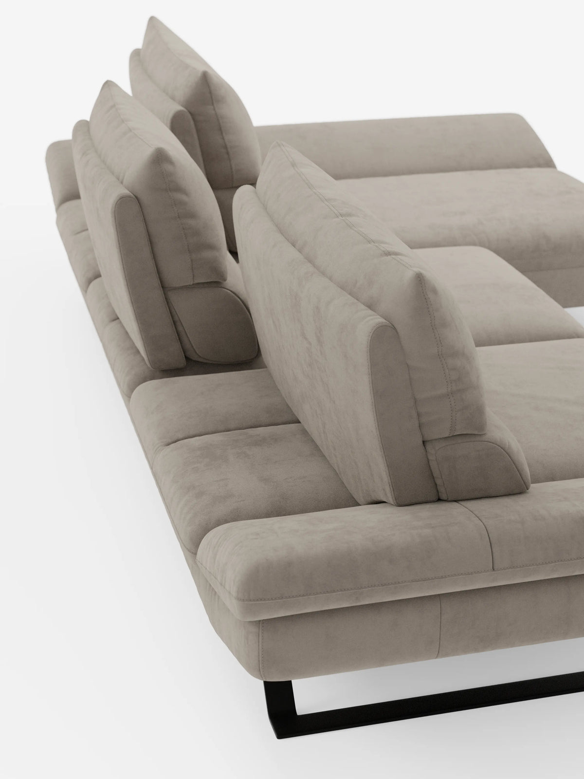 Primo piano del divano angolare Eclipse con penisola e schienali traslanti in microfibra tecnica smacchiabile T11 di divitt.sbs, caratterizzato da un moderno design componibile color taupe con morbidi cuscini rettangolari per schienale e seduta, rivestiti in morbida microfibra resistente alle macchie. Dotato di schienali traslanti regolabili per un maggiore comfort e versatilità, questo divano è sostenuto da eleganti gambe in metallo nero e presenta un’estetica pulita e minimalista su uno sfondo bianco.