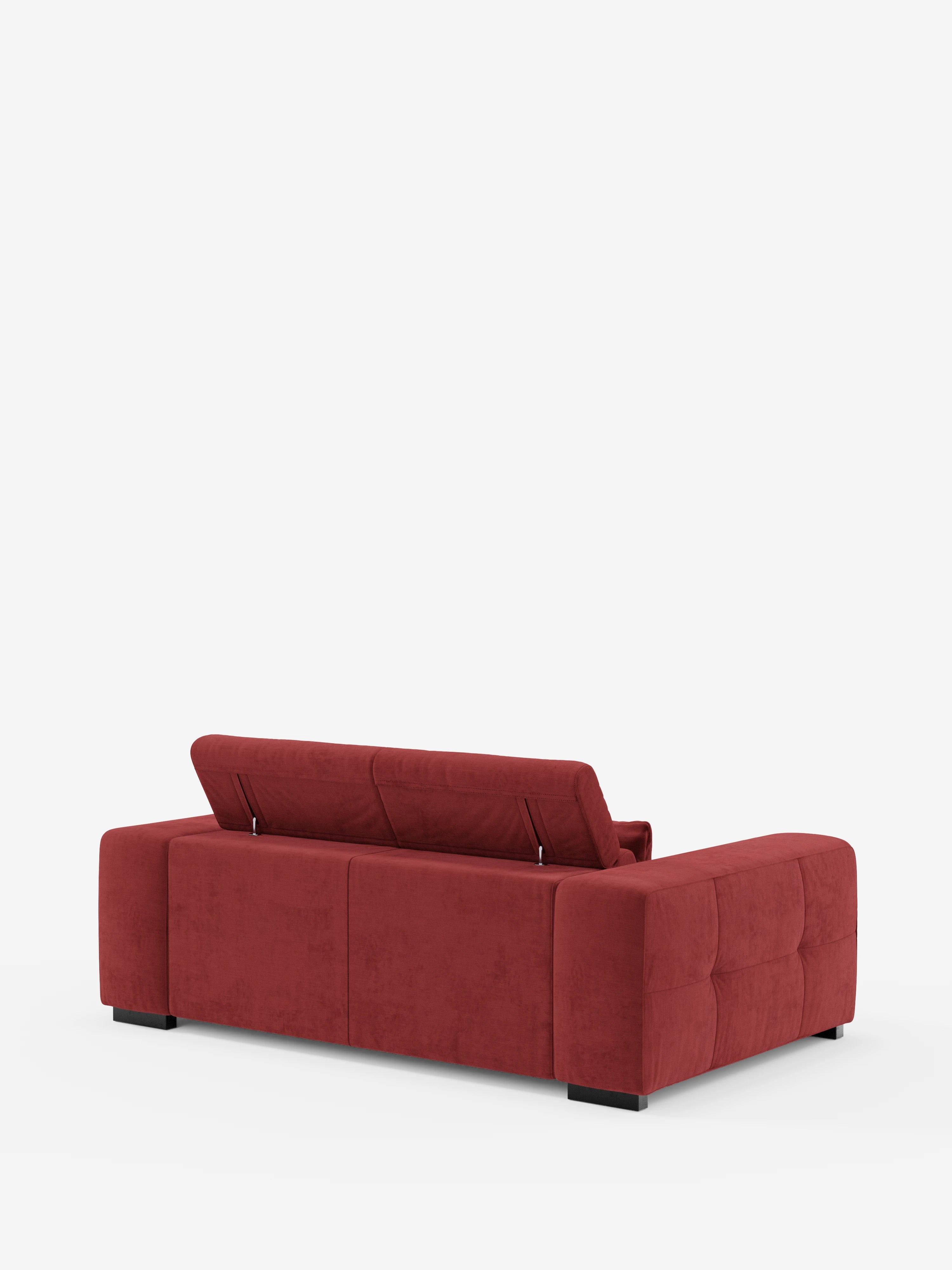 Il divano Monarch con funzione relax elettrica per l’allungamento delle sedute e poggiatesta reclinabile in morbido tessuto antimacchia T31 di divitt.sbs è raffigurato di retro. Questo divano rosso e moderno presenta linee pulite e ampi braccioli trapuntati. Lo schienale parzialmente sollevato rivela il meccanismo di reclinazione elettrico progettato per l’allungamento delle sedute e i poggiatesta regolabili. Il divano poggia su piccoli piedini a blocco neri su uno sfondo bianco a tinta unita.