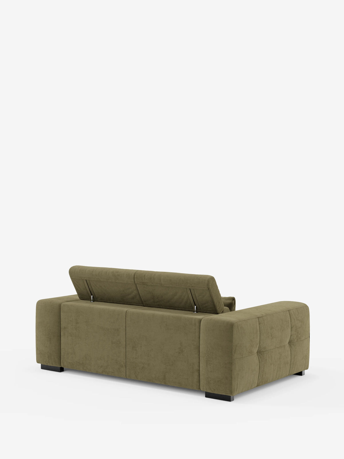 Un moderno divano Monarch verde oliva con funzione relax elettrica per l’allungamento delle sedute e poggiatesta reclinabile, rivestito in morbido tessuto smacchiabile T31 di divitt.sbs, visto da dietro, con un poggiatesta reclinabile parzialmente sollevato. Il divano presenta un profilo ribassato, ampi braccioli, rivestimento trapuntato e piedini a blocco neri. La scena è ambientata su uno sfondo bianco a tinta unita.