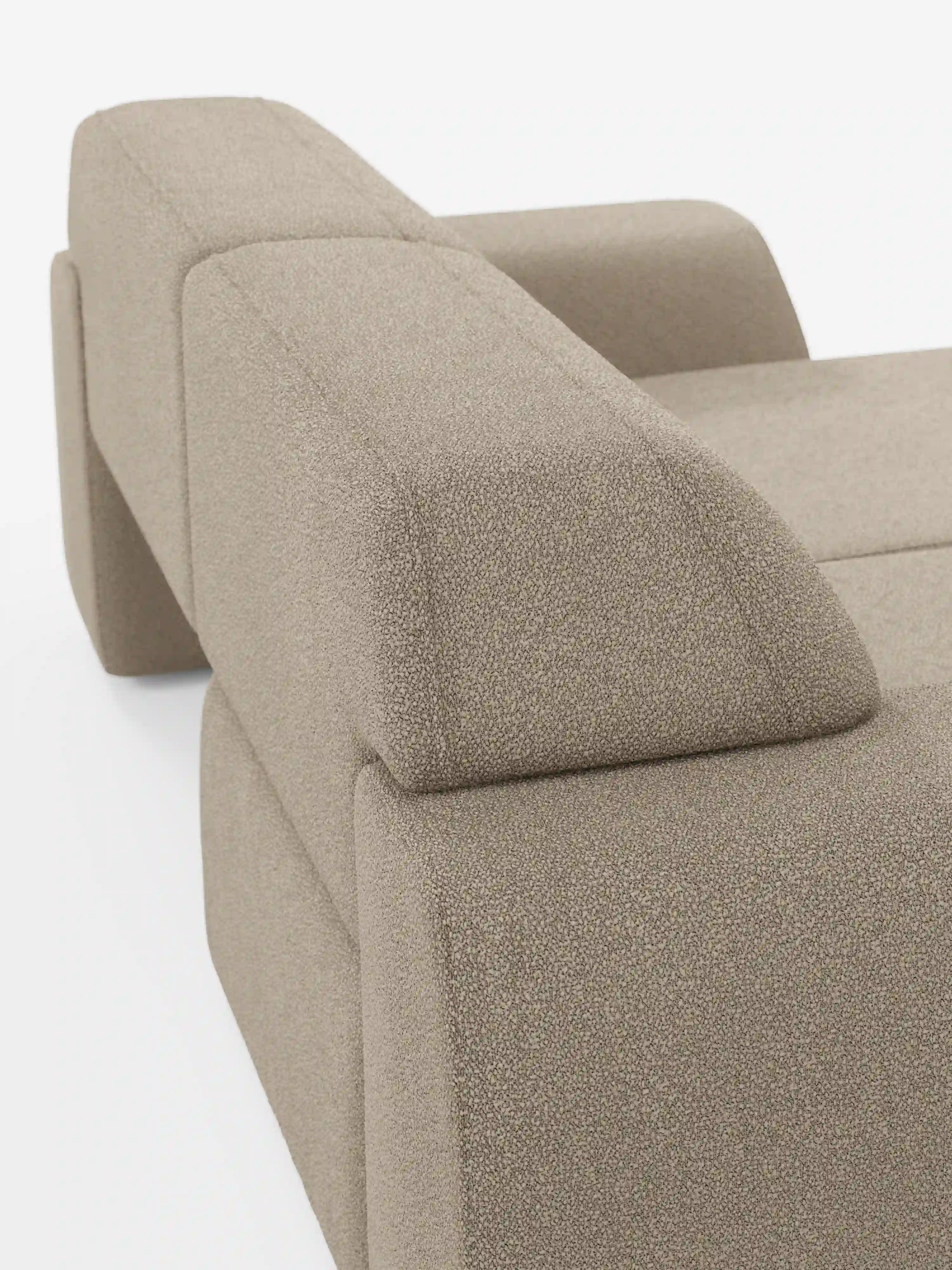 Primo piano del divano Orbit a 2 e 3 posti di divitt.sbs in beige, rivestito in tessuto smacchiabile effetto cotone T33. L’immagine mette in risalto la silhouette geometrica e minimalista del divano, caratterizzata da ampi braccioli angolari e linee pulite e ben definite, su uno sfondo bianco a tinta unita. Il suo design contemporaneo si distingue per caratteristiche pratiche quali i rivestimenti completamente sfoderabili e le sedute scorrevoli, che garantiscono un comfort ancora maggiore.