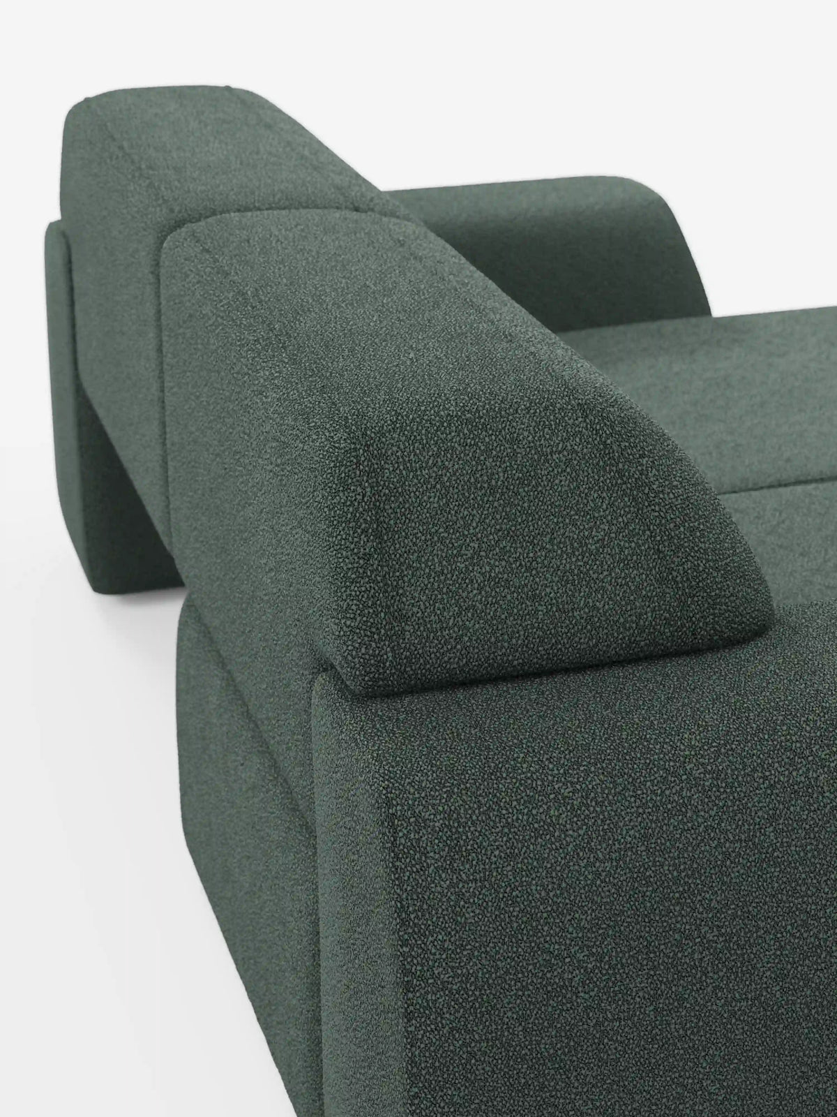 Un primo piano del divano a 3 posti Orbit di divitt.sbs, rivestito in tessuto T33 effetto cotone verde scuro, resistente alle macchie. Il rivestimento completamente sfoderabile mette in risalto il suo design moderno e geometrico, caratterizzato da braccioli rettangolari dal profilo marcato e da un rivestimento dalla trama rigata. Su uno sfondo bianco a tinta unita, questo divano contemporaneo coniuga stile e comfort grazie alla sua silhouette raffinata e ai pratici sedili scorrevoli.
