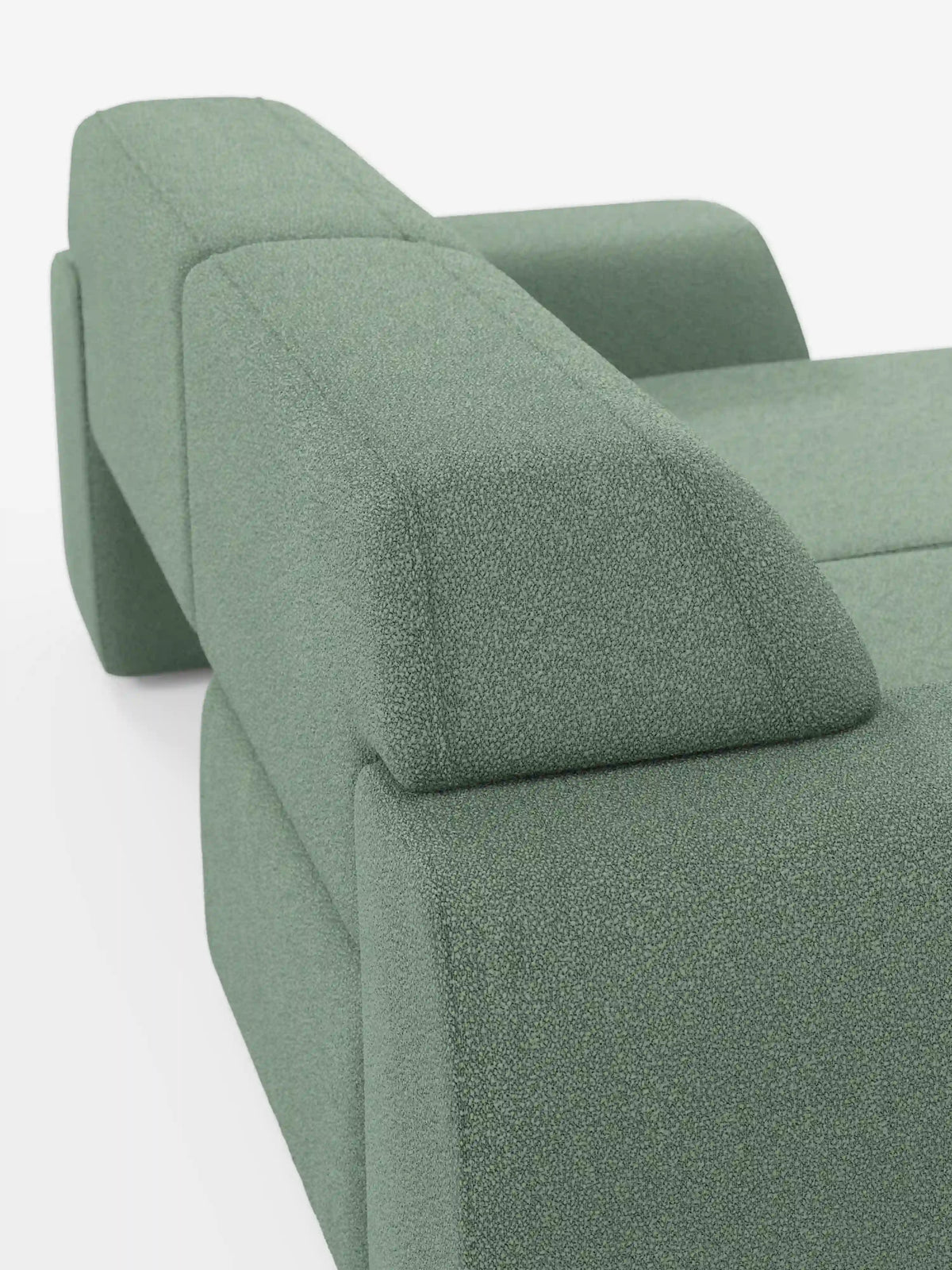 Un primo piano del divano Orbit a 2 e 3 posti con sedute scorrevoli di divitt.sbs, rivestito in tessuto T33 effetto cotone resistente alle macchie, ne mette in risalto il design moderno caratterizzato da linee pulite, braccioli angolari e uno stile minimalista. Il divano presenta morbide curve lungo i bordi e un delicato dettaglio di cucitura sul bracciolo e sulla seduta. Lo sfondo è bianco a tinta unita.