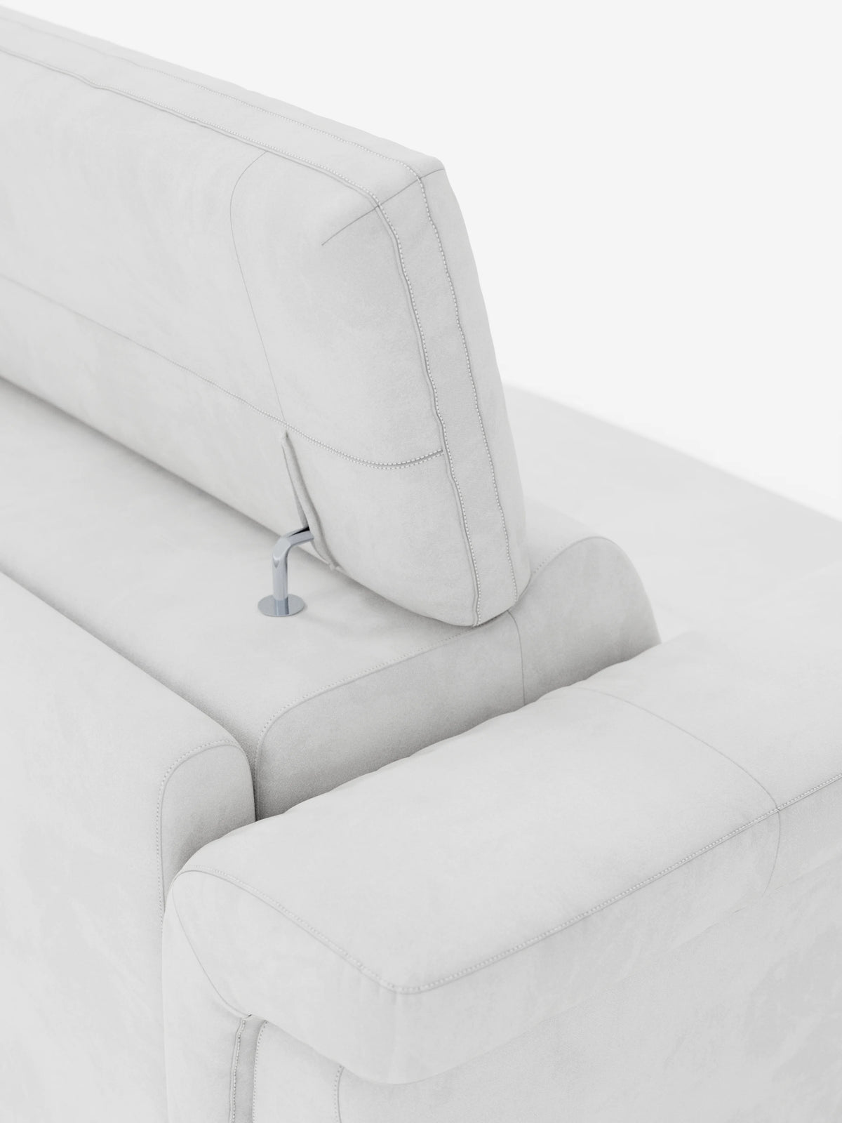 Primo piano del divano letto di design Capri con piedini alti di divitt.sbs, rivestito in elegante tessuto effetto velluto smacchiabile T30, resistente alle macchie, in grigio chiaro. Questo divano moderno presenta raffinati dettagli di cucitura e poggiatesta regolabili fissati allo schienale tramite una staffa metallica a vista, a testimonianza dell’eccezionale manifattura italiana. Immagine su sfondo bianco.
