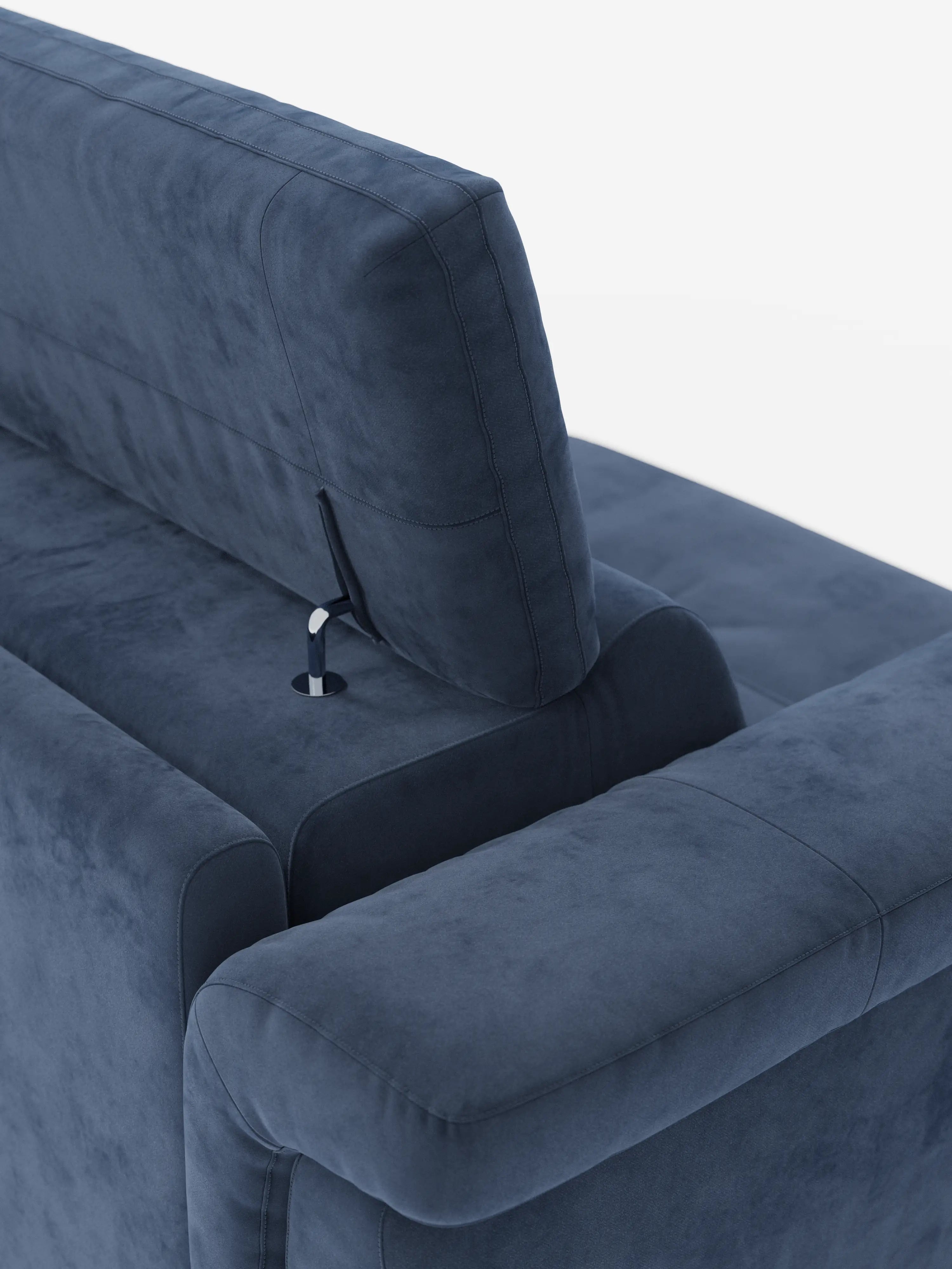 Un primo piano del divano letto di design Capri con piedini alti di divitt.sbs mette in risalto i morbidi cuscini e i poggiatesta regolabili con meccanismi a cerniera in metallo a vista. Realizzato con squisita manifattura italiana, questo elegante divano presenta poggiatesta reclinabili rivestiti in raffinato tessuto effetto velluto smacchiabile T30, che esalta la texture lussuosa dello schienale e dei braccioli su uno sfondo bianco a tinta unita.
