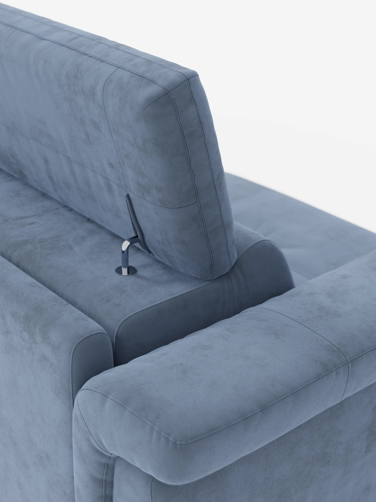 Primo piano del divano letto di design Capri di divitt.sbs, che mette in risalto il suo moderno look in pelle scamosciata blu con morbidi cuscini imbottiti e poggiatesta reclinabile sostenuto da un'elegante barra metallica. Rivestito in raffinato tessuto effetto velluto smacchiabile T30, il tessuto morbido e liscio si abbina perfettamente al design contemporaneo e all’eccezionale comfort di questo versatile divano letto con gambe alte.