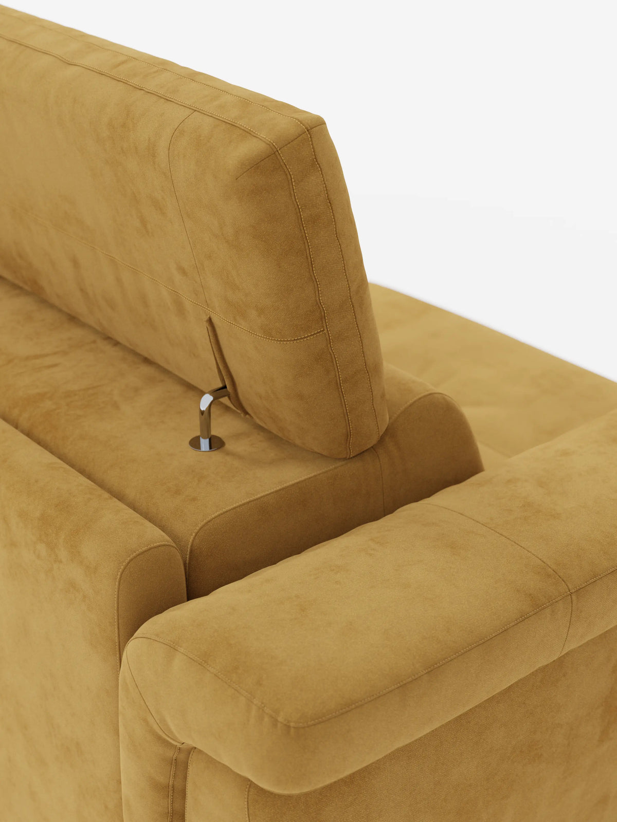 Un primo piano del divano letto di design Capri di divitt.sbs, caratterizzato da una finitura color senape simile alla pelle scamosciata, realizzata in raffinato tessuto effetto velluto smacchiabile T30. L’immagine mette in risalto il poggiatesta regolabile del divano, con il suo elegante meccanismo in metallo, ed evidenzia la morbidezza del tessuto italiano di alta qualità. Lo sfondo bianco a tinta unita mette in risalto le gambe alte e l’elegante lavorazione artigianale.