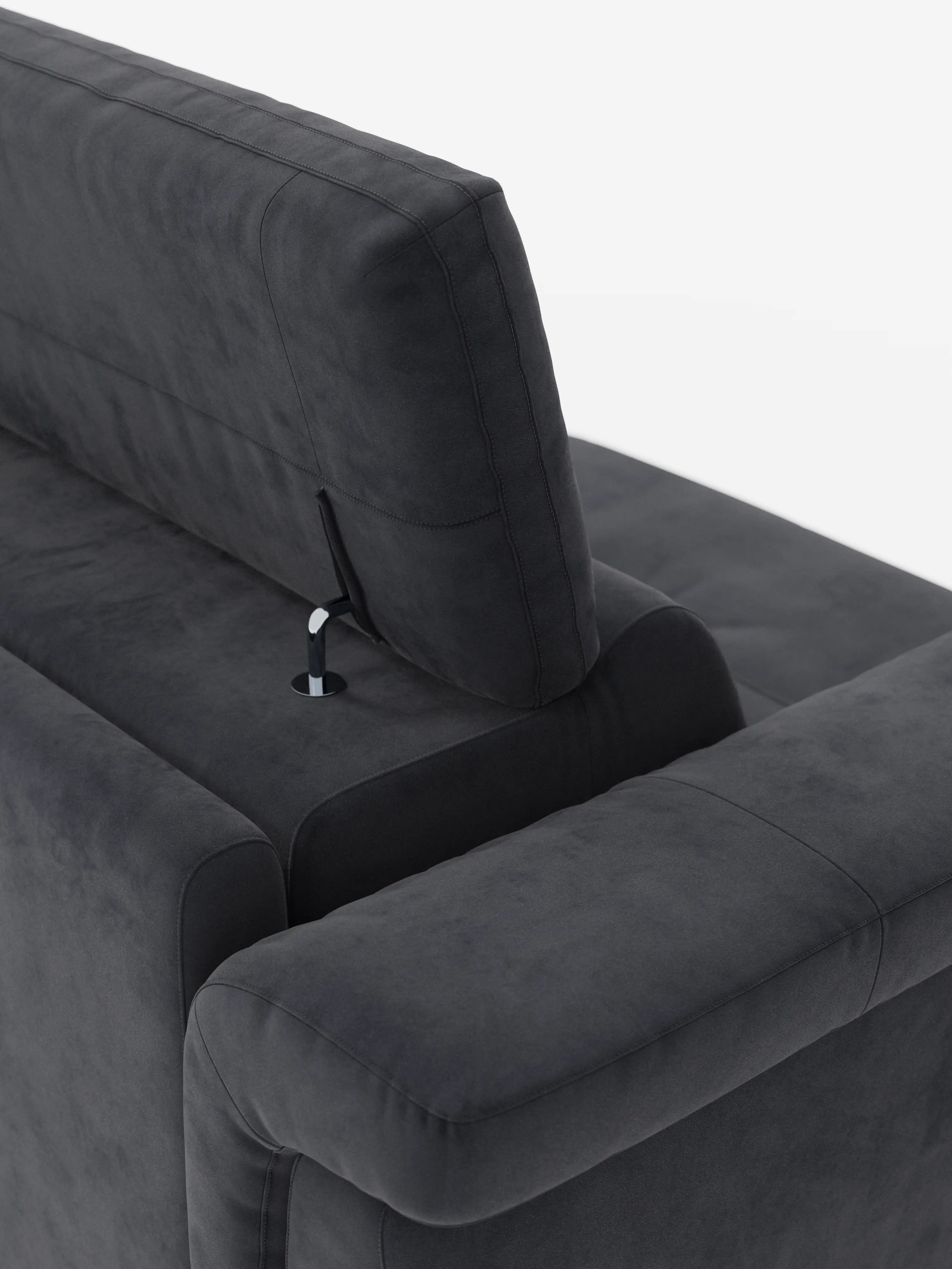 Primo piano del divano letto di design Capri di divitt.sbs, caratterizzato da gambe alte e da un poggiatesta reclinabile collegato tramite un'asta metallica a vista. Il divano è rivestito in un raffinato tessuto T30 effetto velluto, resistente alle macchie, che esalta la squisita manifattura italiana, in contrasto con uno sfondo bianco a tinta unita.