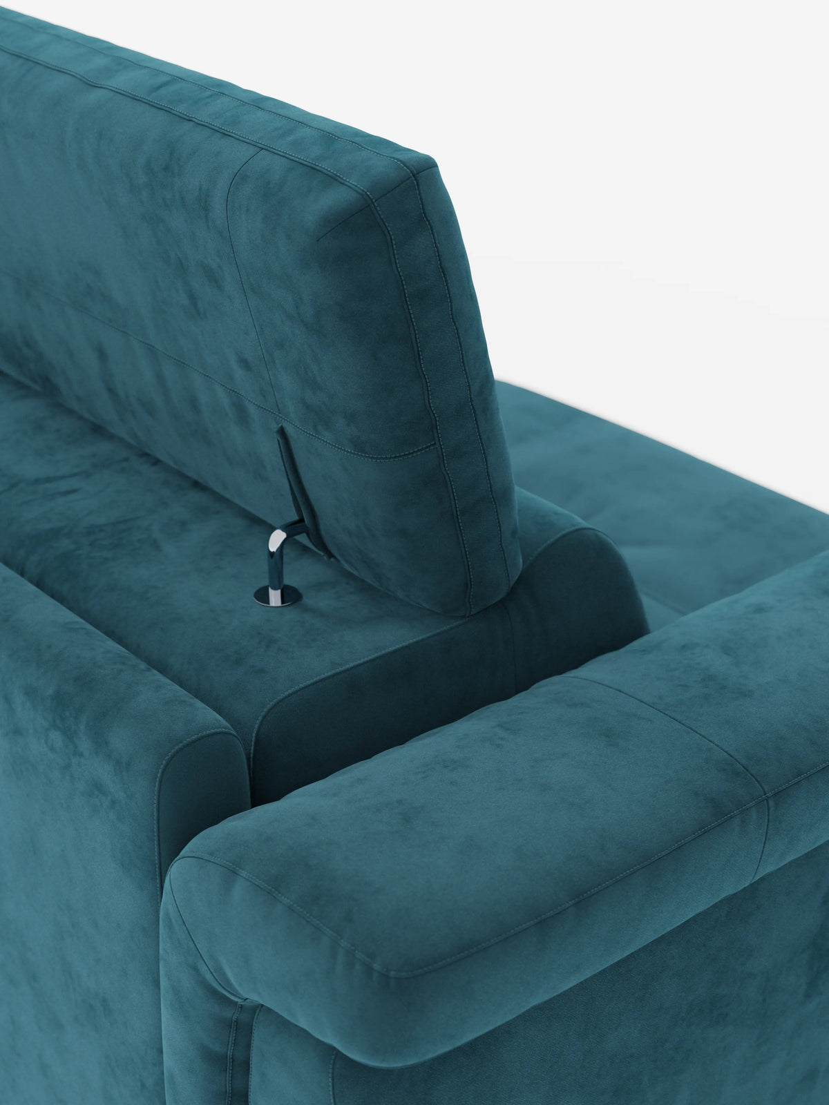 Primo piano del divano letto di design Capri di divitt.sbs, rivestito in raffinato tessuto T30 effetto velluto, resistente alle macchie. Questo divano color verde acqua presenta gambe alte e poggiatesta regolabili a vista, con braccioli arrotondati e imbottiti, il tutto su uno sfondo bianco a tinta unita che ne esalta la silhouette elegante e moderna.