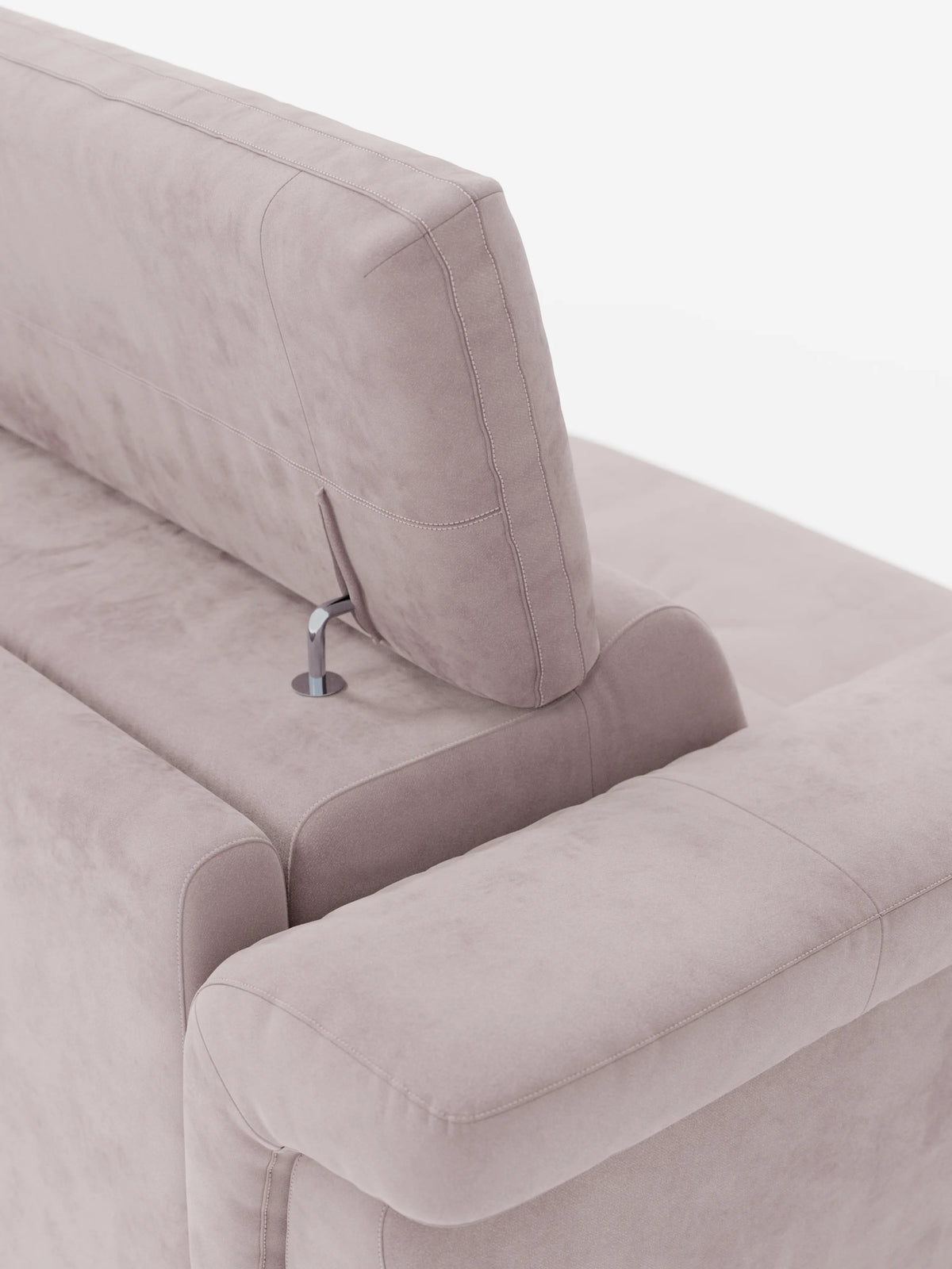 Primo piano del divano letto di design Capri di divitt.sbs, caratterizzato da gambe alte e poggiatesta regolabili, rivestito in raffinato tessuto T30 effetto velluto, resistente alle macchie, in beige chiaro. Il poggiatesta rialzato è sostenuto da un'asta metallica a vista. Questo divano letto si distingue per il rivestimento morbido e soffice e per i bordi puliti e arrotondati che ne sottolineano l'elegante artigianalità italiana. Lo sfondo è bianco a tinta unita.