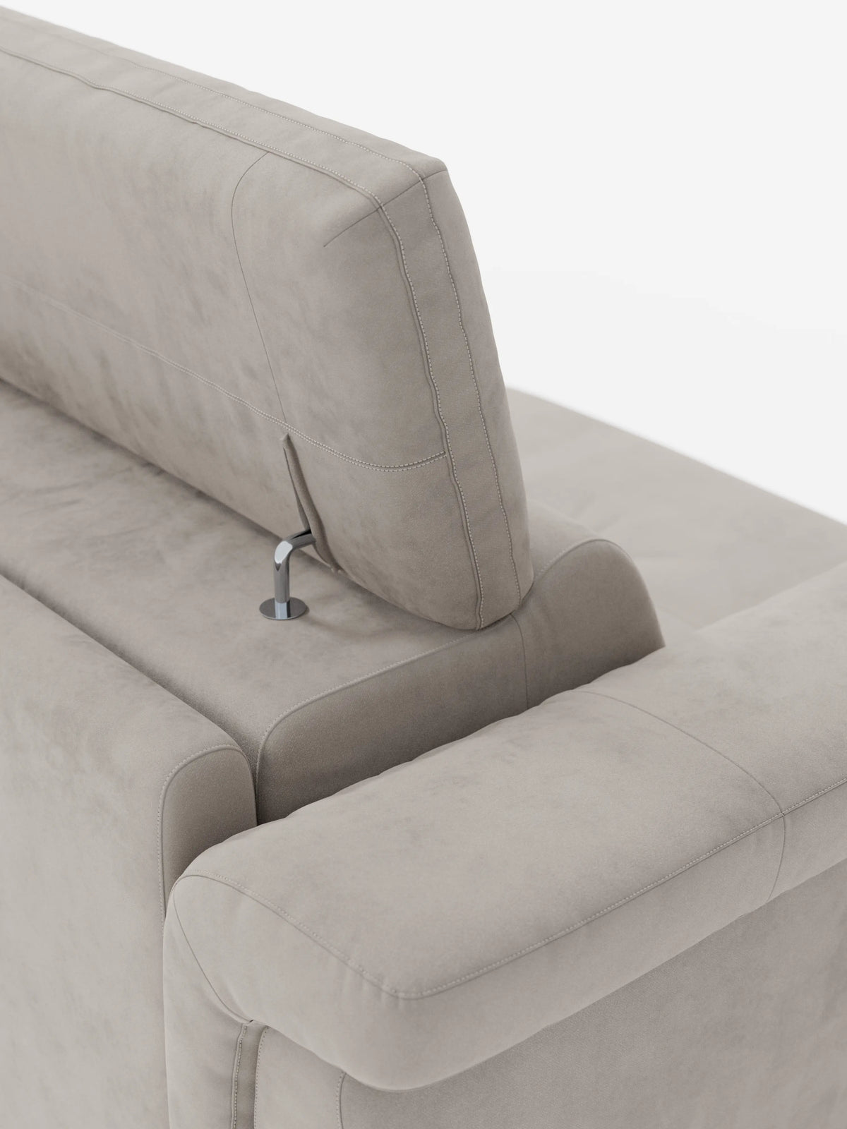 Un primo piano del divano letto di design Capri di divitt.sbs, rivestito con l’elegante tessuto effetto velluto smacchiabile T30, resistente alle macchie, in una tonalità di grigio chiaro. L’immagine mette in risalto il poggiatesta regolabile sostenuto da un’elegante asta metallica e valorizza le linee pulite e morbide del divano e le gambe alte, il tutto su uno sfondo bianco a tinta unita, a testimonianza della raffinata maestria della manifattura italiana.