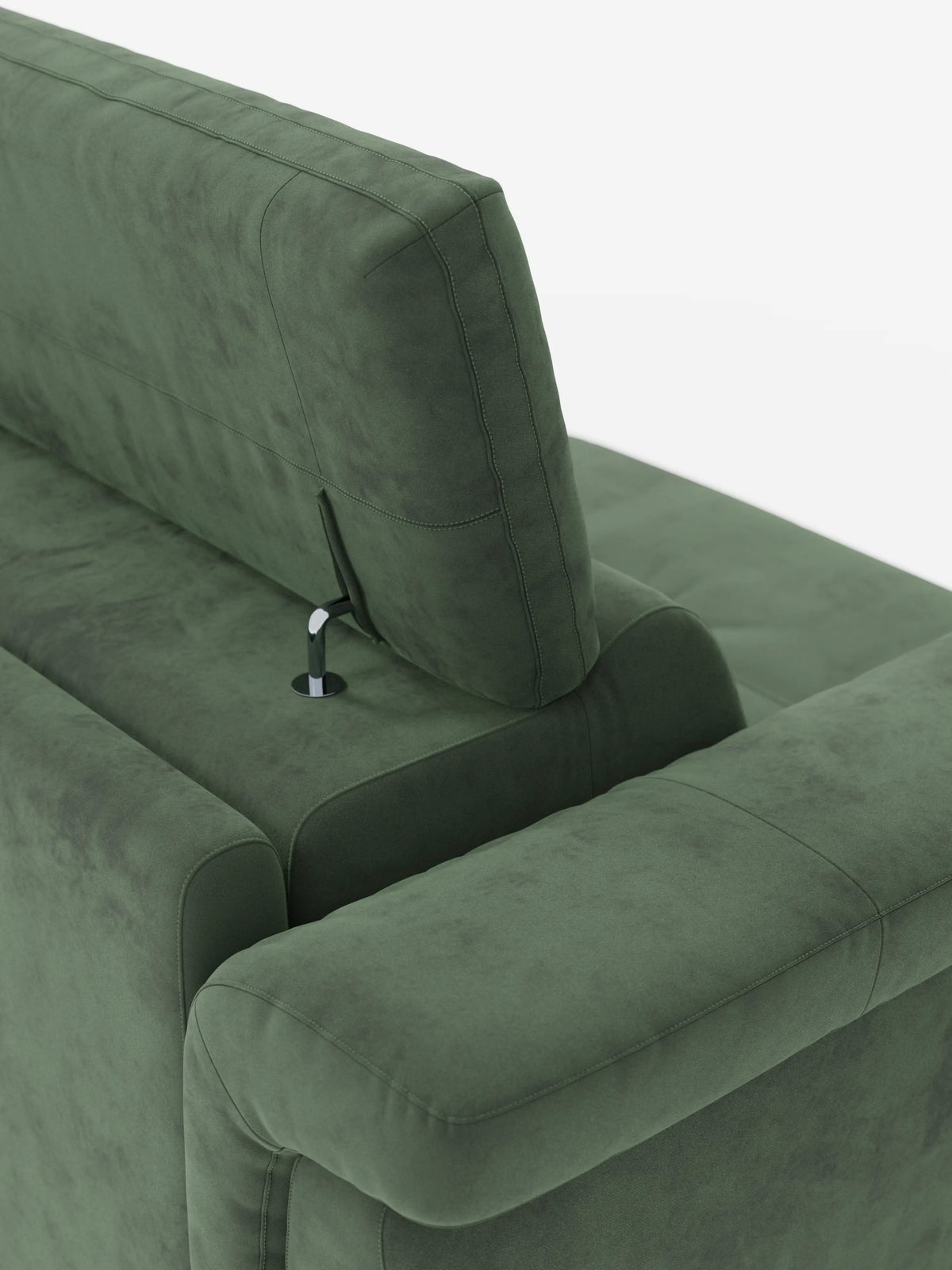 Primo piano del divano letto di design Capri con piedini alti di divitt.sbs, rivestito in raffinato tessuto effetto velluto smacchiabile T30 di colore verde. L’immagine mette in risalto il meccanismo regolabile del poggiatesta, che qui appare parzialmente sollevato, con l’elegante leva in metallo ben visibile accanto ad esso. Esemplificando la precisione e l’attenzione ai dettagli tipiche della manifattura italiana, lo sfondo bianco accentua la texture raffinata e le cuciture del divano.