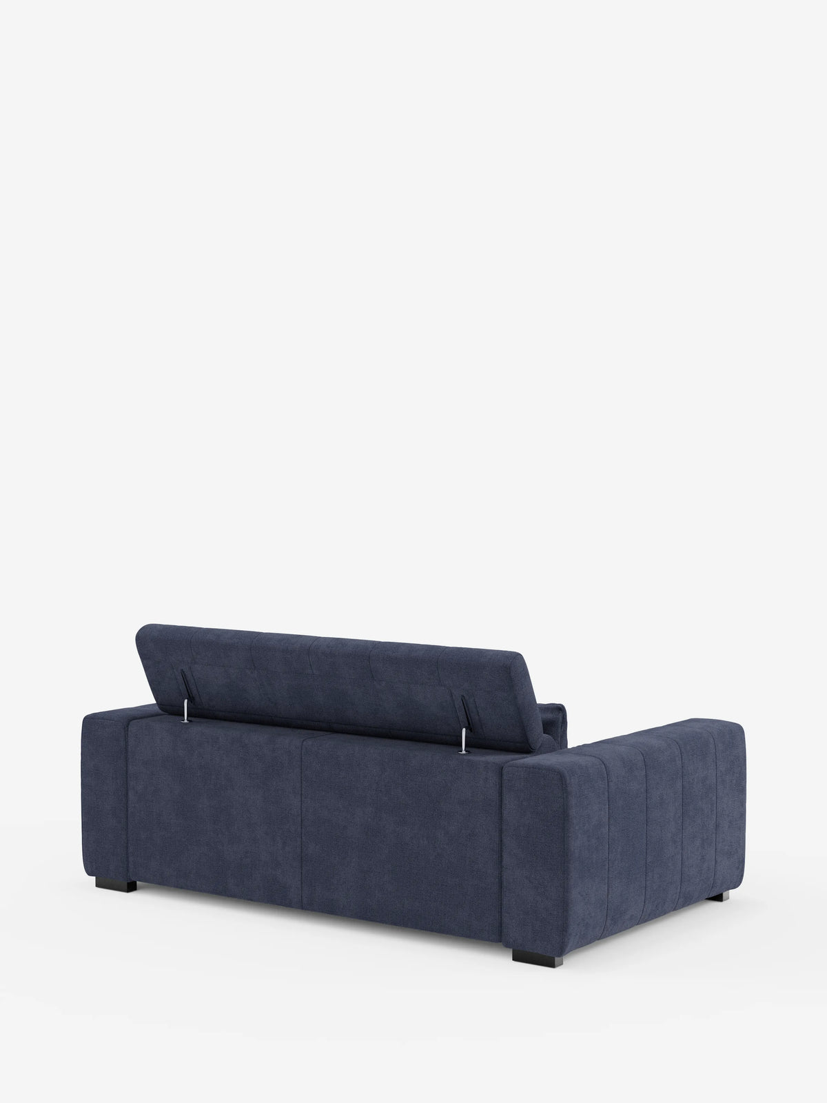 Il divano a 3 posti Doric di divitt.sbs, rivestito in tessuto T23 blu intenso e antimacchia, presenta ampi braccioli e un design elegante e moderno. Visto da dietro su uno sfondo bianco, lo schienale posteriore è parzialmente sollevato per rivelare un ampio vano portaoggetti all’interno, mettendo in risalto il connubio tra stile e praticità che caratterizza questo divano. Il modello include inoltre sedute estensibili elettricamente e un poggiatesta reclinabile per il massimo comfort.