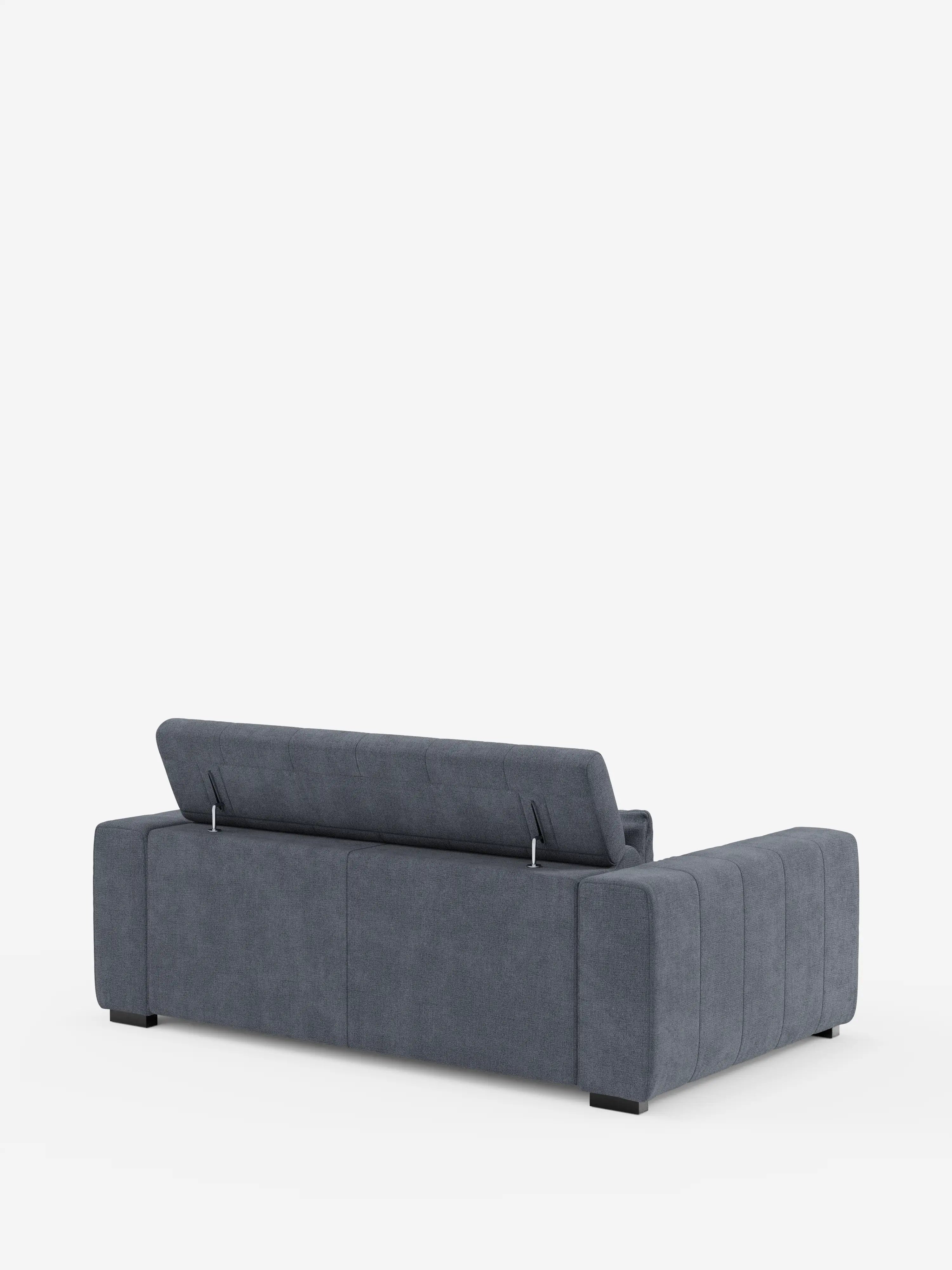 Un moderno divano dorico a 3 posti color grigio scuro, con sedute allungabili tramite meccanismo relax elettrico, firmato divitt.sbs, è ripreso di retro su uno sfondo bianco. Lo schienale parzialmente ribaltato rivela un pratico vano portaoggetti all’interno del divano. Questo elegante modello presenta raffinate cuciture verticali e braccioli bassi e massicci che garantiscono comfort e stile, oltre a un poggiatesta reclinabile e un rivestimento in tessuto T23 facile da pulire.