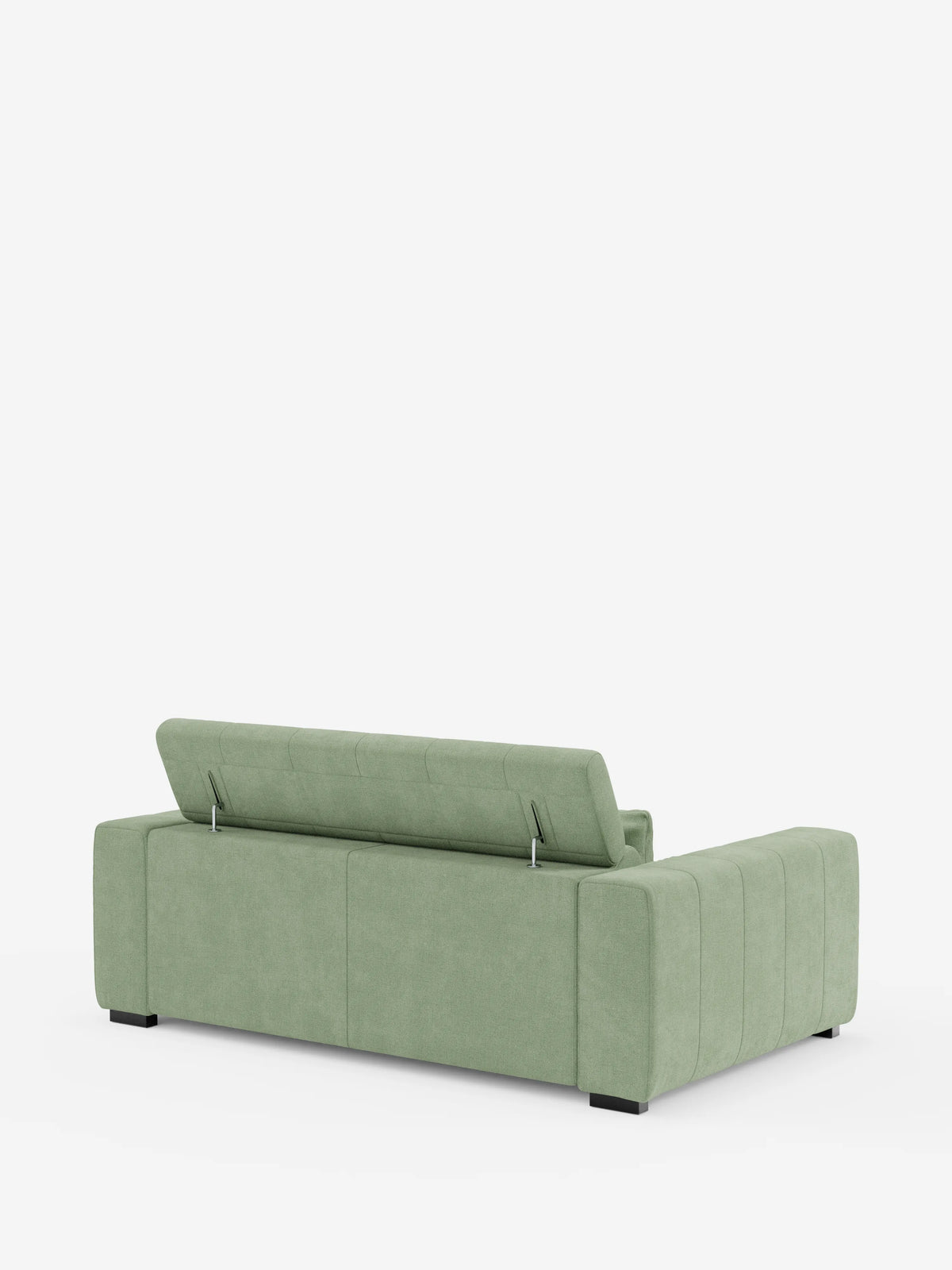Un divano dorico a 3 posti di colore verde chiaro con sedute allungabili tramite meccanismo relax elettrico di divitt.sbs è raffigurato di retro, con il pannello superiore dello schienale parzialmente sollevato per rivelare un vano portaoggetti interno. Questo elegante divano sfoderabile, rivestito in tessuto smacchiabile T23, presenta braccioli squadrati, cuciture a capitonné e piedini neri a blocco. Il prodotto è ripreso su uno sfondo bianco a tinta unita.