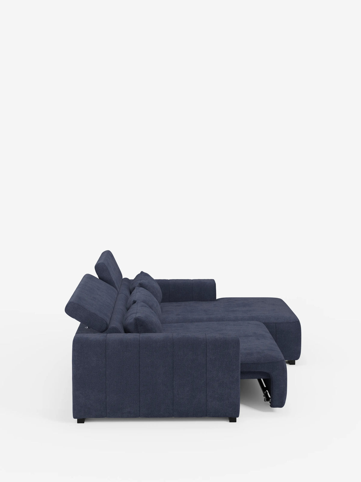 Vista laterale del divano angolare Doric con penisola e sedute allungabili con funzione relax elettrica di divitt.sbs, rivestito in tessuto T23 blu scuro antimacchia. Questo divano moderno è dotato di sedute regolabili con reclinazione elettrica e poggiatesta reclinabili, oltre a una chaise longue sul lato destro. Sullo sfondo bianco a tinta unita, risaltano le linee pulite e il design minimalista del divano.