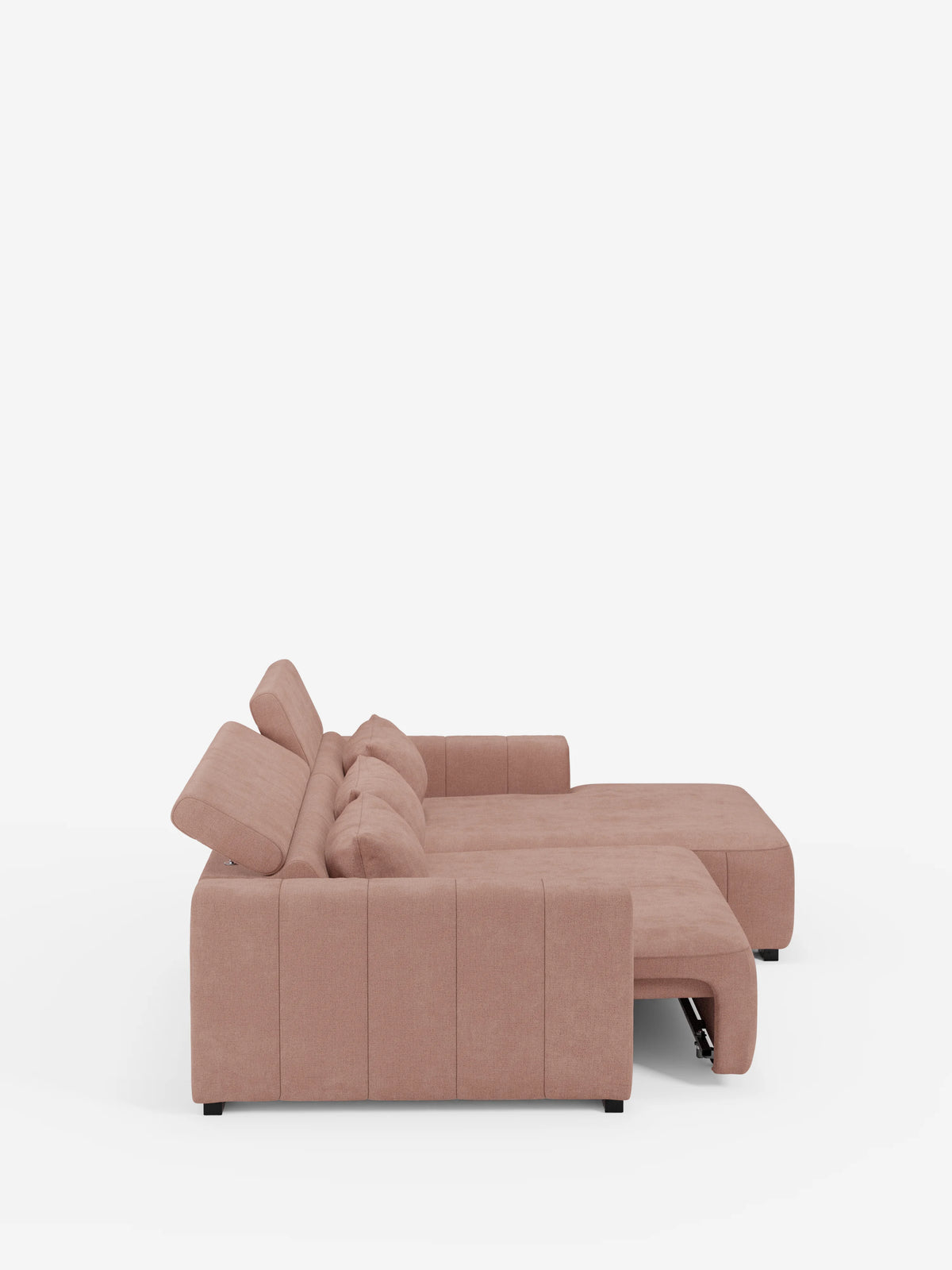 Vista laterale del divano angolare dorico con penisola e sedute allungabili con funzione relax elettrica di divitt.sbs, caratterizzato da una silhouette ampia e moderna in color malva chiaro, con ampi braccioli, cuscini morbidi e una sezione chaise longue estesa. Questo elegante divano, dotato di poggiatesta reclinabili e rivestito in tessuto T23 resistente alle macchie, poggia su gambe basse nere su uno sfondo bianco a tinta unita.
