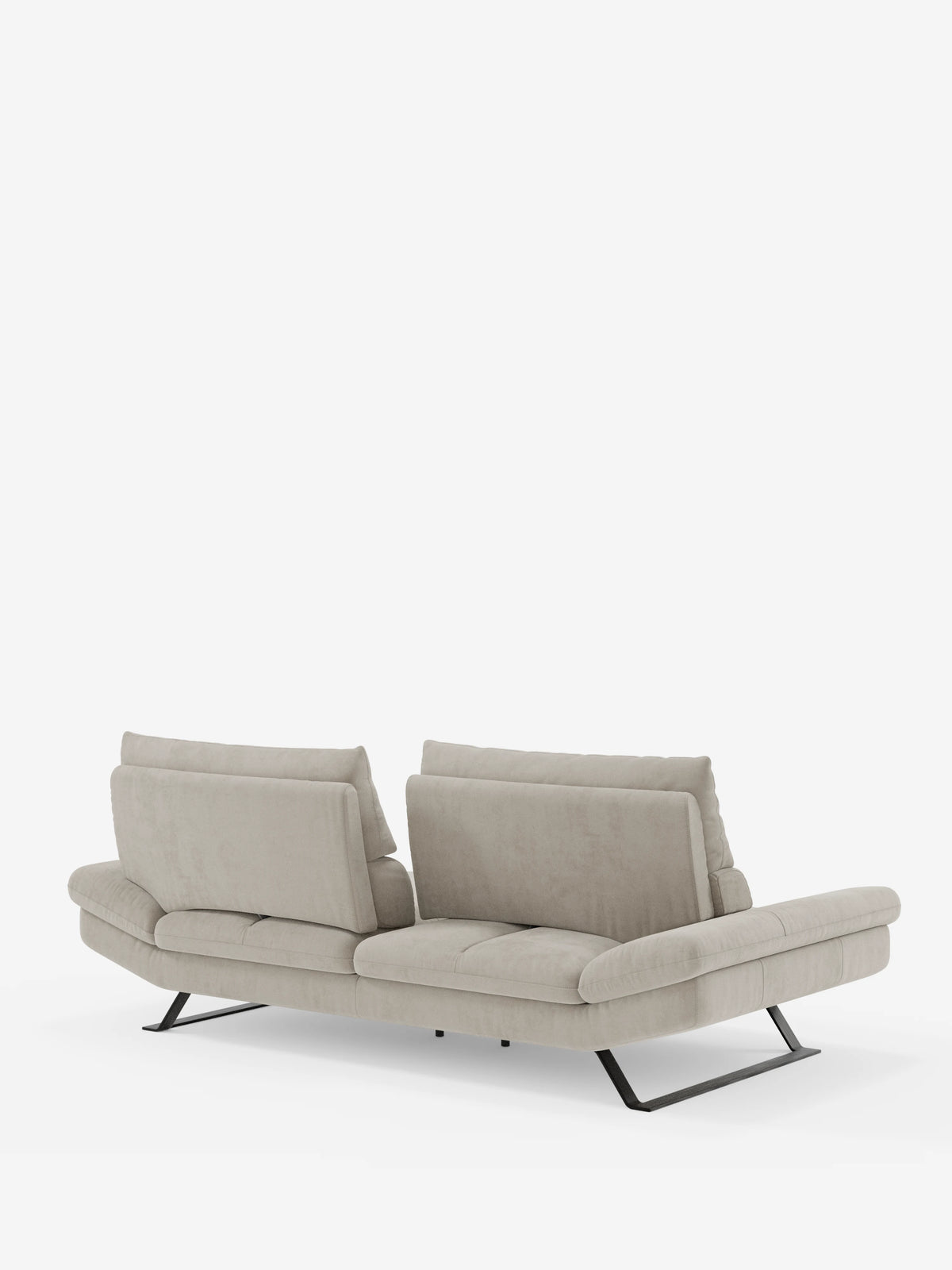 Un divano Eclipse contemporaneo color beige di divitt.sbs è ripreso di retro, con due schienali traslanti separati e braccioli. Questo divano dal design moderno, realizzato in elegante microfibra smacchiabile T11, presenta una silhouette curva e minimalista e poggia su quattro piedini angolari alti in metallo nero. Lo sfondo è bianco a tinta unita.
