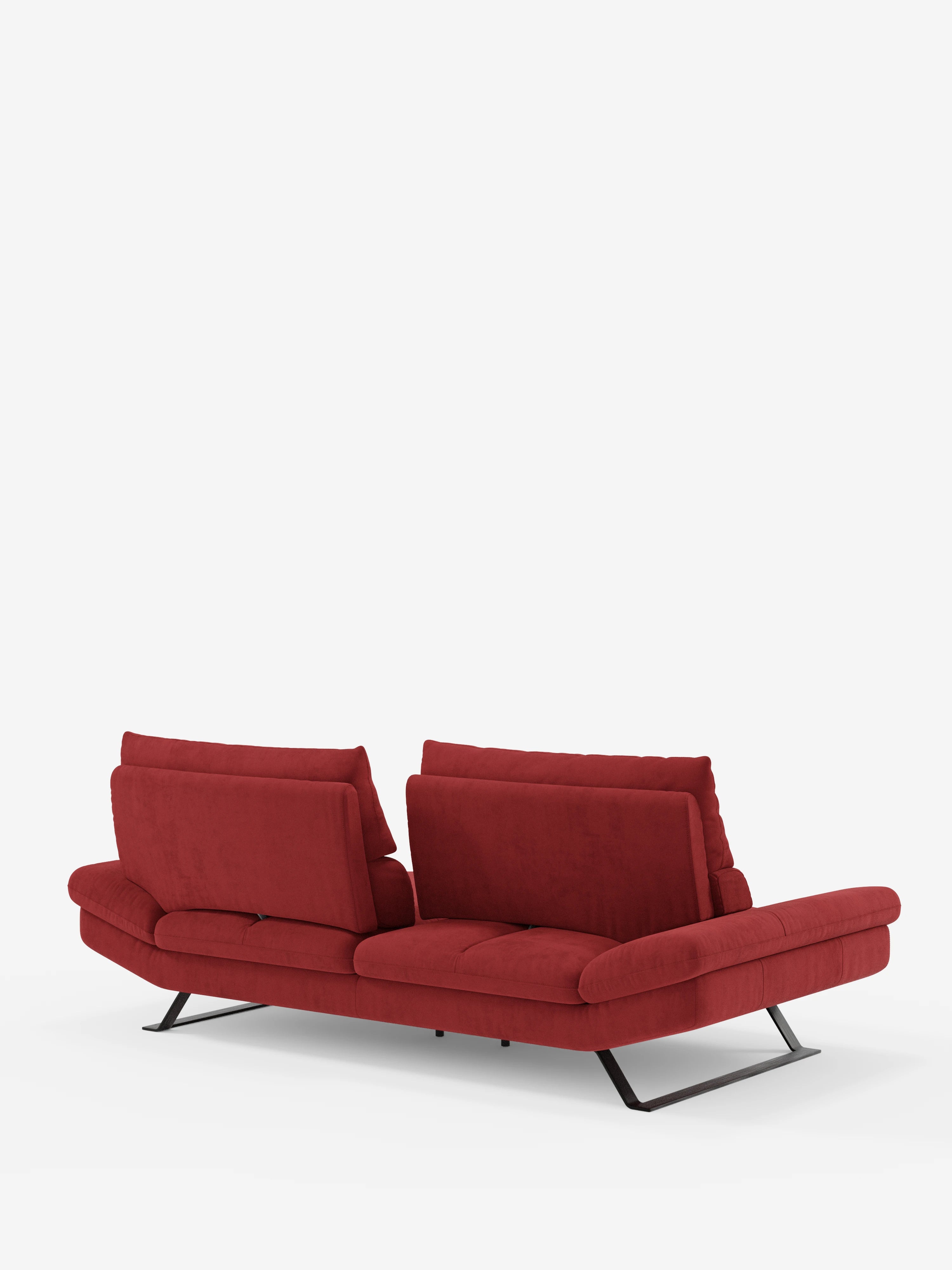 Il divano Eclipse, un modello elegante e moderno a 2 e 3 posti firmato divitt.sbs, è raffigurato in una prospettiva posteriore su uno sfondo bianco. Rivestito in elegante microfibra rossa T11 resistente alle macchie, questo divano contemporaneo è dotato di due schienali traslanti, morbidi cuscini e piedini alti in metallo che gli conferiscono un aspetto raffinato.