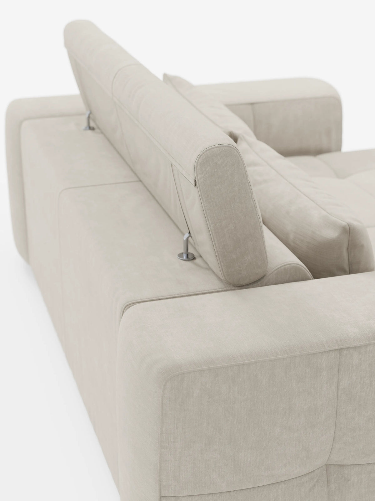 Una vista posteriore mostra il divano Monarch con relax elettrico per l’allungamento delle sedute e poggiatesta reclinabile di divitt.sbs, rivestito in tessuto T31 beige chiaro, liscio e facile da pulire. I morbidi cuscini e gli schienali reclinabili regolabili — sostenuti da eleganti staffe in metallo — sottolineano il design contemporaneo del divano.