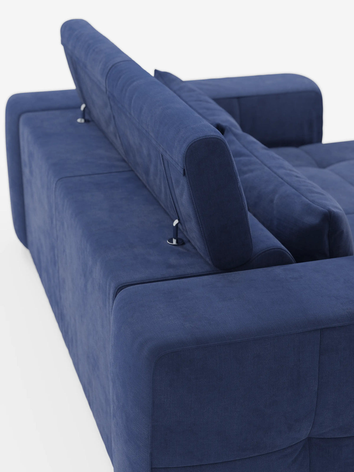 Il divano contemporaneo blu “Monarch Divano con Relax Elettrico” di divitt.sbs, dotato di sedute allungabili e poggiatesta reclinabili, è ripreso da dietro in un’angolazione che ne mette in risalto i poggiatesta regolabili con leve di regolazione in metallo. Il rivestimento è realizzato in morbido tessuto T31 resistente alle macchie, che gli conferisce un aspetto vellutato. Il prodotto è fotografato su uno sfondo bianco a tinta unita.