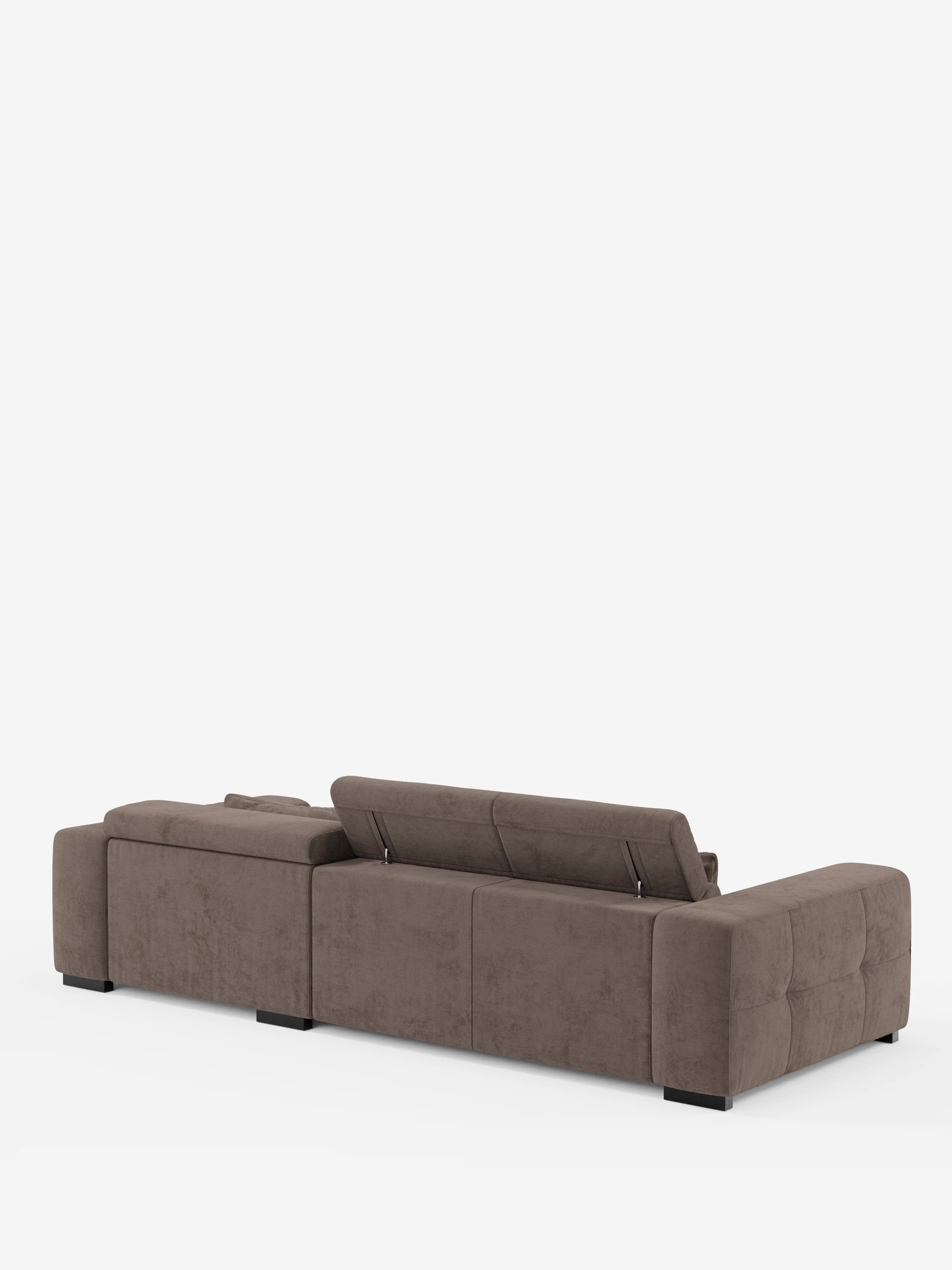 Viene mostrato di retro il divano angolare Monarch, modello moderno di colore marrone con penisola e funzione Relax Elettrico per l’allungamento delle sedute, di divitt.sbs. Questo divano componibile a forma di L presenta braccioli bassi e larghi e poggiatesta reclinabili regolabili sul lato destro. Il morbido tessuto T31, resistente alle macchie, riveste i tre cuscini di seduta, mentre le corte gambe nere completano il look. Lo sfondo è bianco a tinta unita.