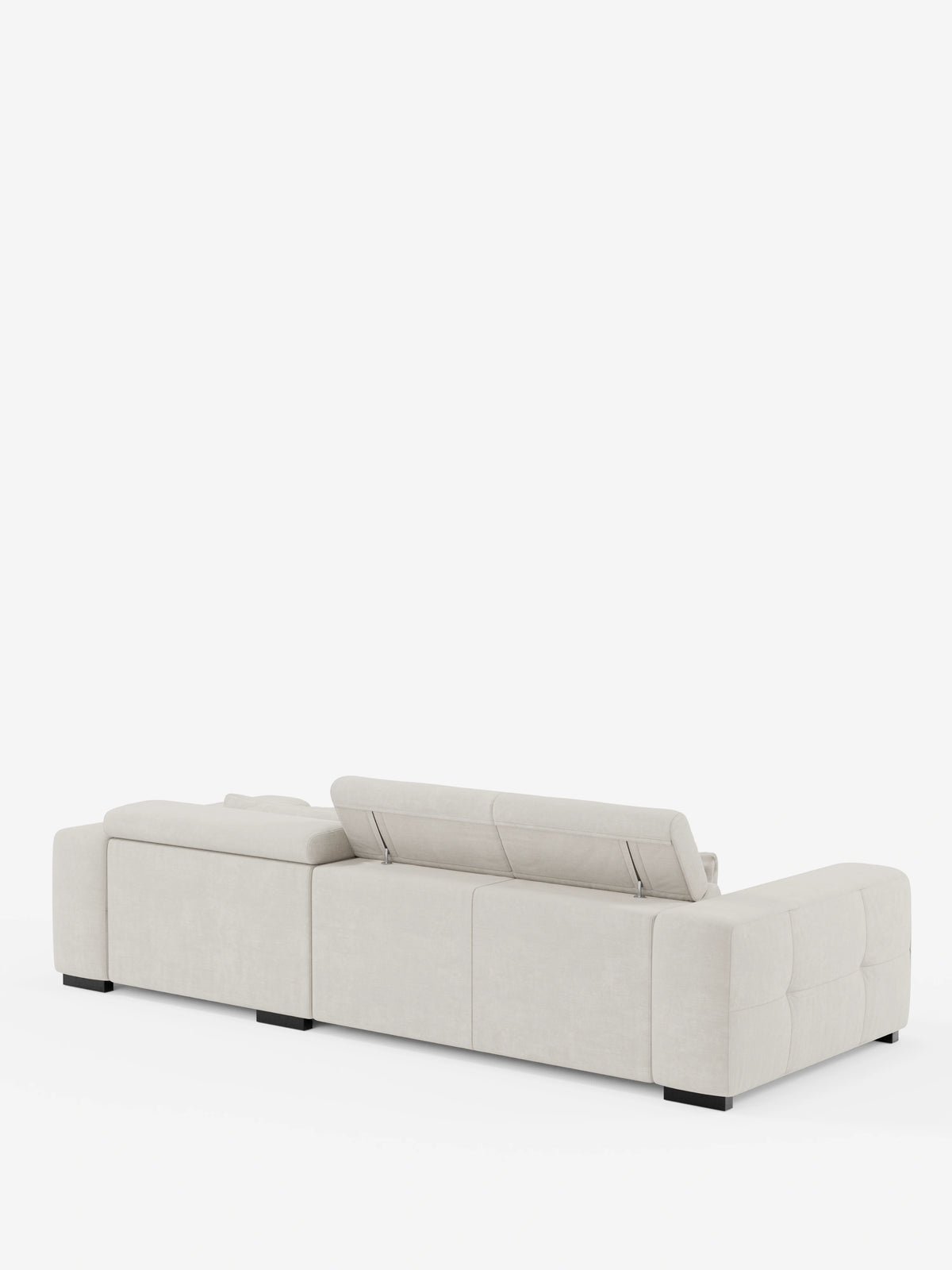 Il divano angolare Monarch con penisola e sistema Relax elettrico per l’allungamento delle sedute – poggiatesta reclinabili in morbido tessuto lavabile T31 di divitt.sbs è raffigurato di retro in beige chiaro. Una delle sedute presenta un poggiatesta reclinabile in posizione verticale, mentre le altre rimangono piatte. Il divano componibile si contraddistingue per i braccioli bassi e larghi, i dettagli trapuntati squadrati e le gambe nere a profilo ribassato su sfondo bianco.