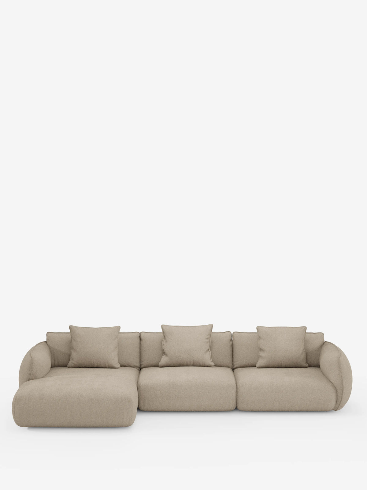 Vi presentiamo il divano angolare con penisola componibile Nimbus in morbido tessuto effetto cotone smacchiabile T33 di divitt.sbs: un moderno divano componibile beige a tre posti con chaise longue a sinistra. Questo divano presenta bordi morbidi e arrotondati ed è dotato di quattro cuscini quadrati coordinati, il tutto su uno sfondo bianco a tinta unita che ne accentua il design minimalista e contemporaneo.