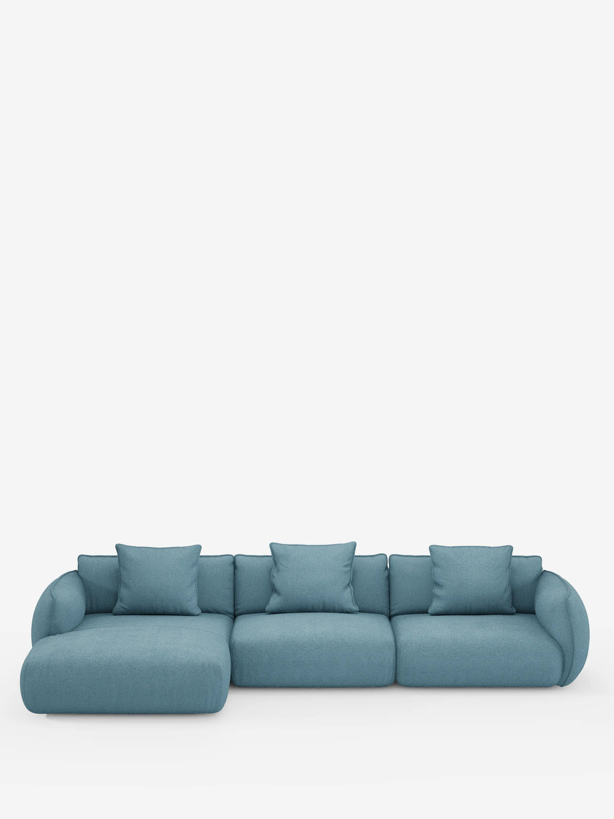 Il divano angolare con penisola componibile Nimbus in morbido tessuto effetto cotone smacchiabile T33 di divitt.sbs è un moderno divano componibile blu a tre posti con chaise longue orientata a sinistra, caratterizzato da cinque cuscini quadrati abbinati e braccioli arrotondati, il tutto su uno sfondo bianco semplice e pulito.