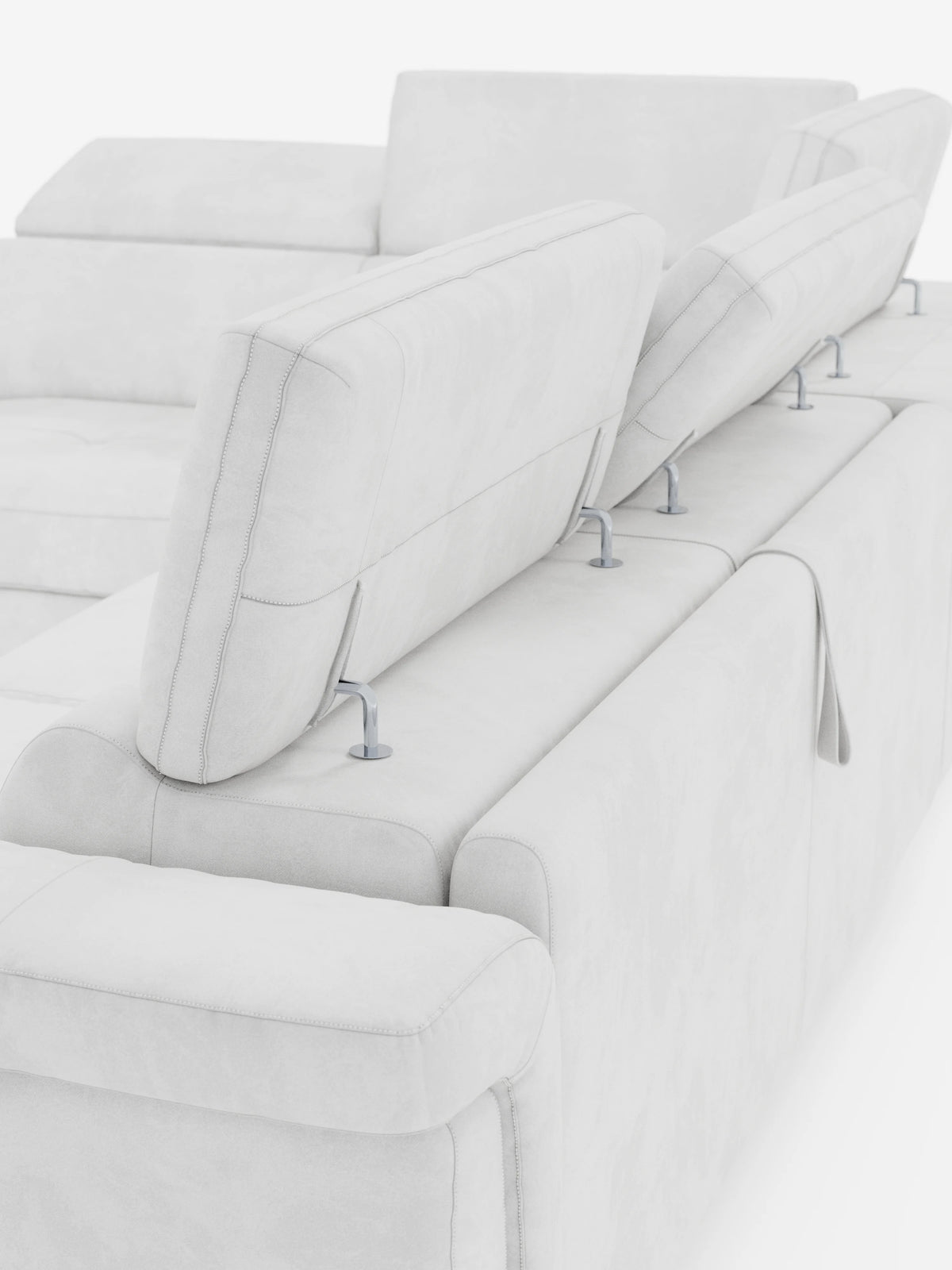 Il divano letto angolare Capri con poggiatesta reclinabili e materasso ad alte prestazioni in tessuto vellutino smacchiabile T30 di divitt.sbs è un divano componibile moderno, di colore grigio chiaro, dotato di poggiatesta regolabili, qui raffigurati parzialmente sollevati con diverse angolazioni. Rivestito in morbido tessuto vellutato simile alla pelle scamosciata, questo divano letto vanta linee pulite e un design contemporaneo, fotografato su uno sfondo bianco.