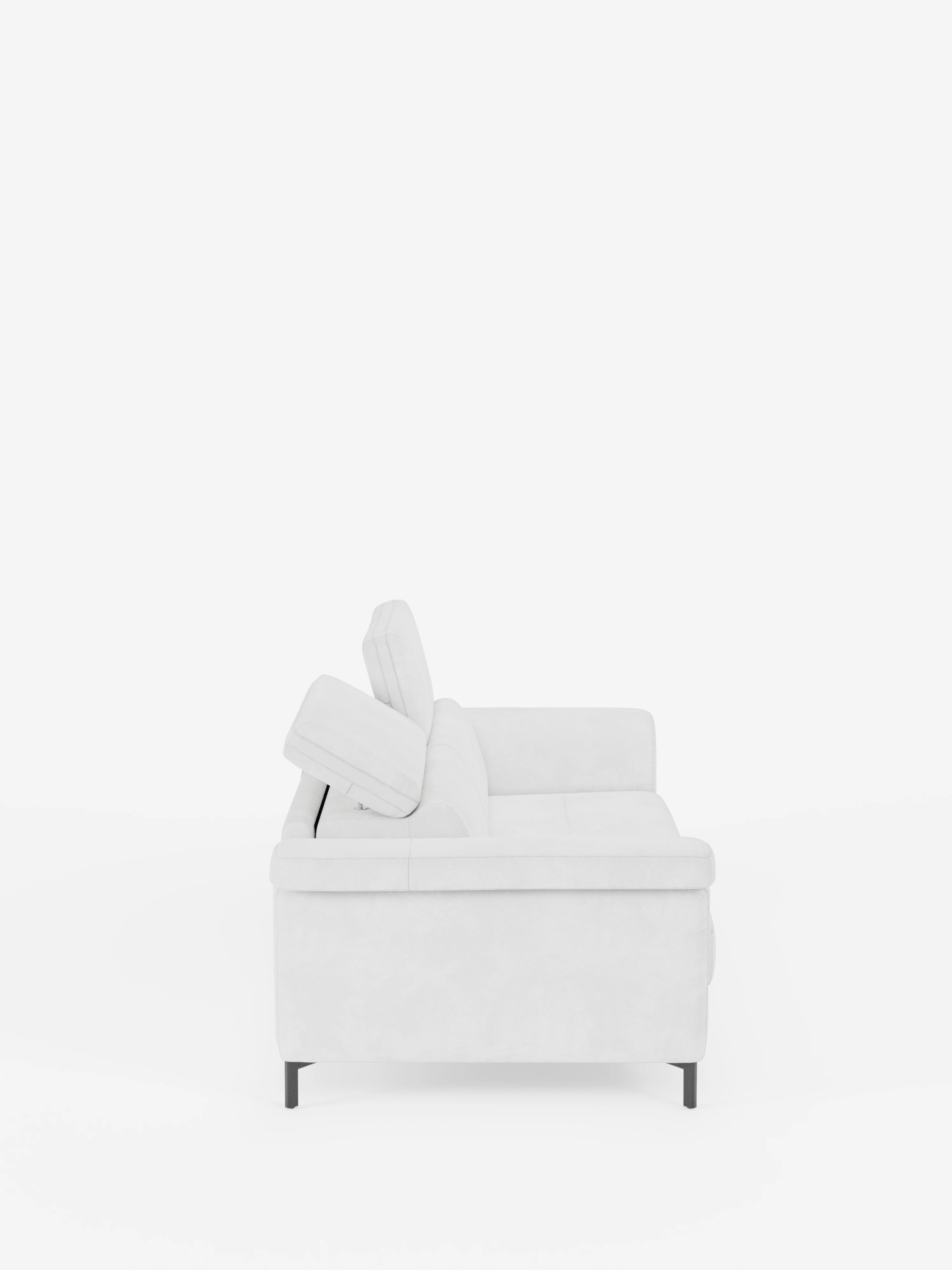 Una vista laterale del divano letto di design Capri con piedini alti di divitt.sbs mette in risalto questo moderno divano bianco, rivestito in raffinato tessuto T30 effetto velluto, facile da pulire. Le alte gambe nere conferiscono un tocco contemporaneo, mentre i cuscini dello schienale leggermente reclinabile sono dotati di poggiatesta regolabili. La composizione minimalista è messa in risalto da uno sfondo bianco liscio, privo di altri elementi.