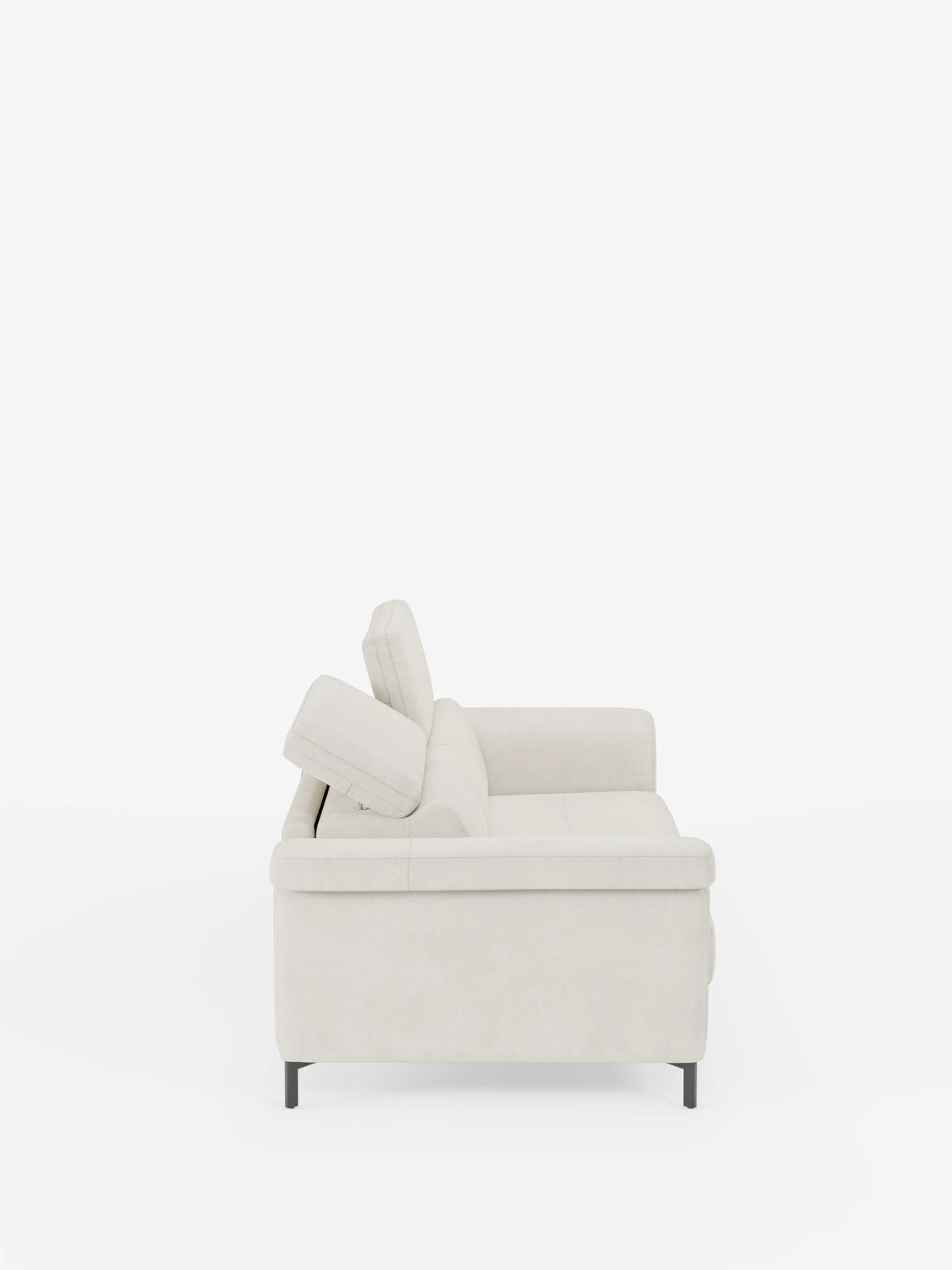 Scopri il divano letto di design Capri con piedini alti di divitt.sbs, raffigurato in una vista laterale su sfondo bianco. Rivestito in raffinato tessuto effetto velluto smacchiabile T30, questo divano letto è dotato di due comodi cuscini di seduta e cuscini dello schienale verticali, completati da braccioli sottili e da eleganti gambe in metallo nero per un look minimalista. L’aggiunta di poggiatesta reclinabili e la meticolosa manifattura italiana garantiscono uno stile eccezionale e una lunga durata.