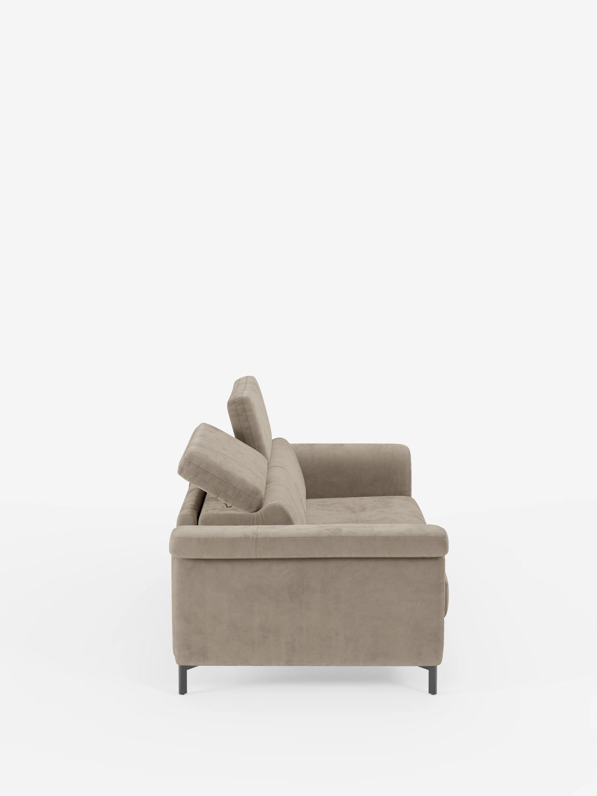 Vista laterale del divano letto di design Capri con piedini alti di divitt.sbs, rivestito in elegante tessuto T30 effetto velluto, resistente alle macchie. Caratterizzato da poggiatesta regolabili e da sottili gambe nere, questo moderno divano letto mette in risalto la raffinata manifattura italiana su uno sfondo bianco a tinta unita, sottolineandone le linee pulite e lo stile contemporaneo.